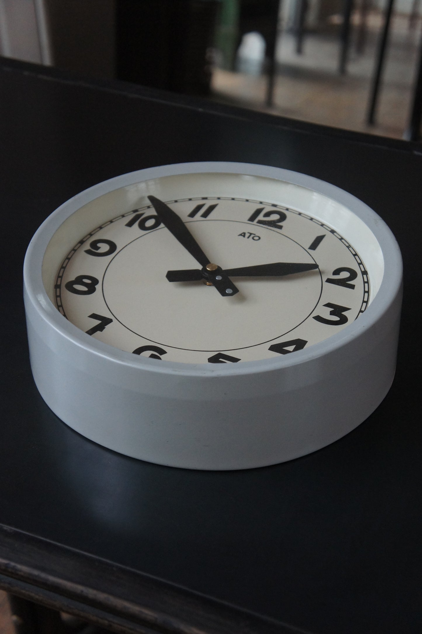 ATO Wall Clock / gris clair