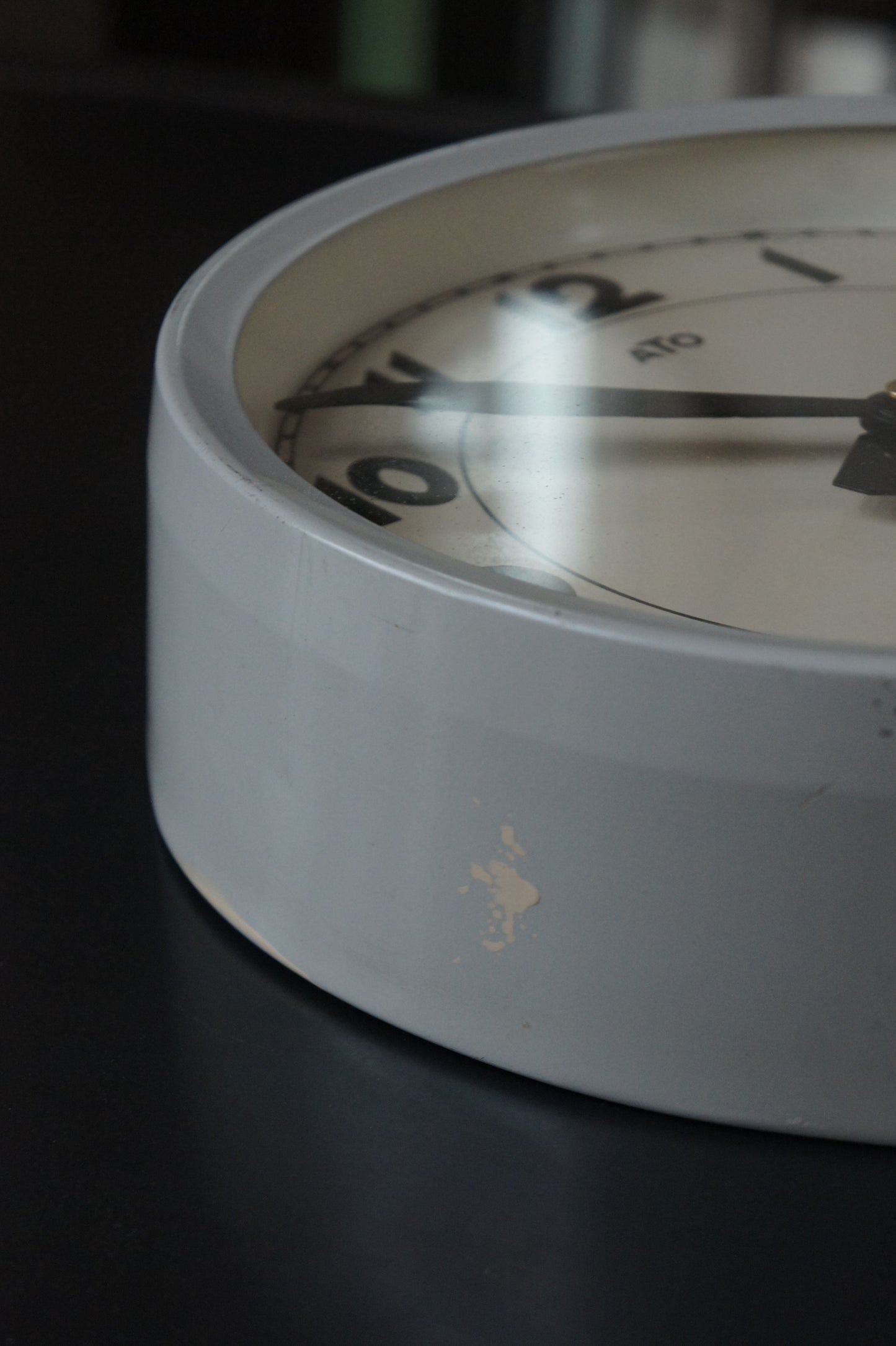 ATO Wall Clock / gris clair