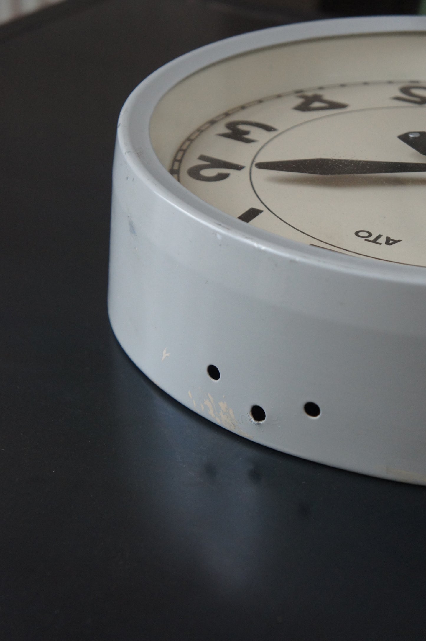 ATO Wall Clock / gris clair