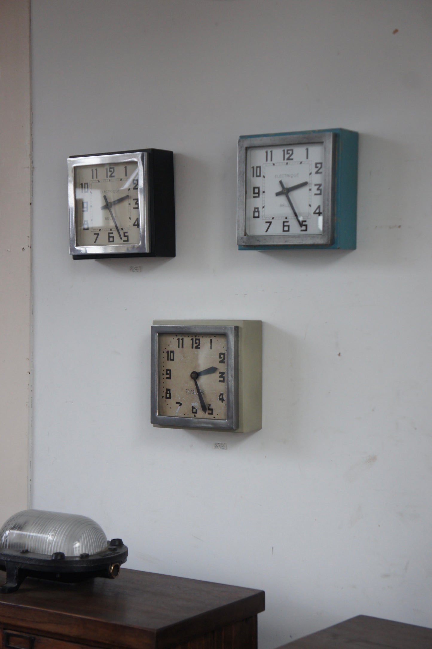 BRILLIÉ Wall Clock / carré turquoise