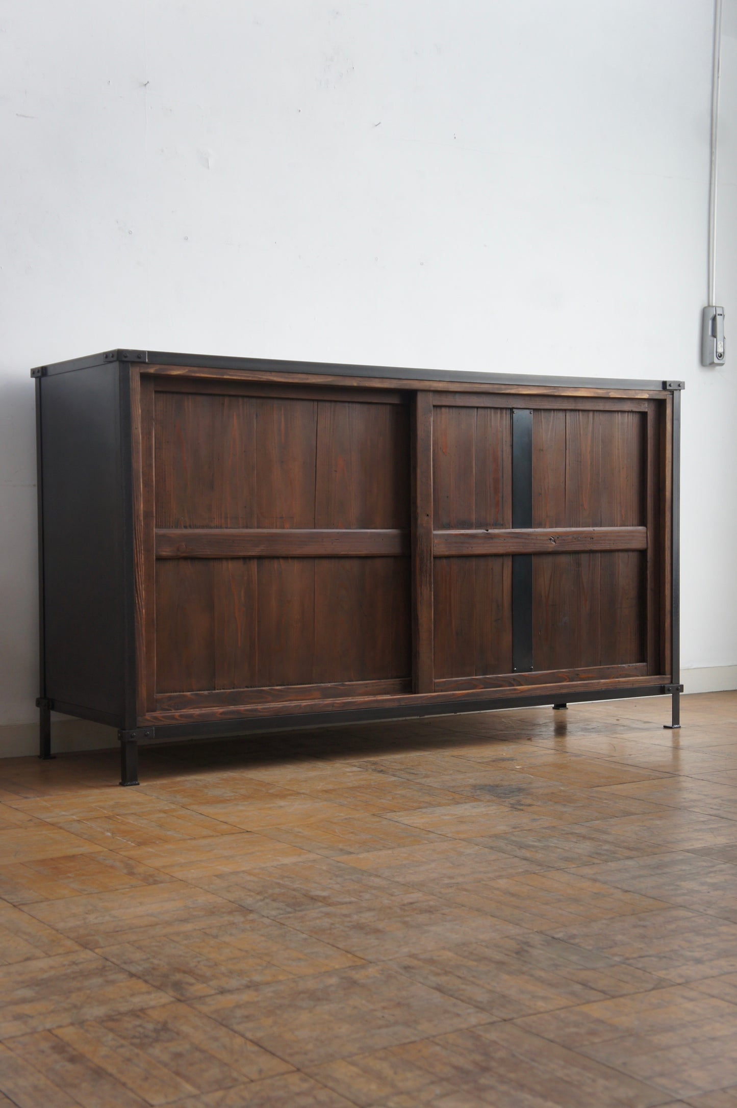 Door cabinet
