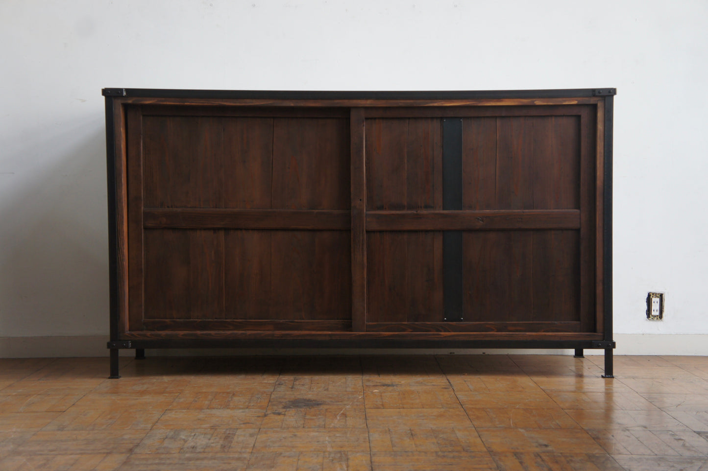 Door cabinet