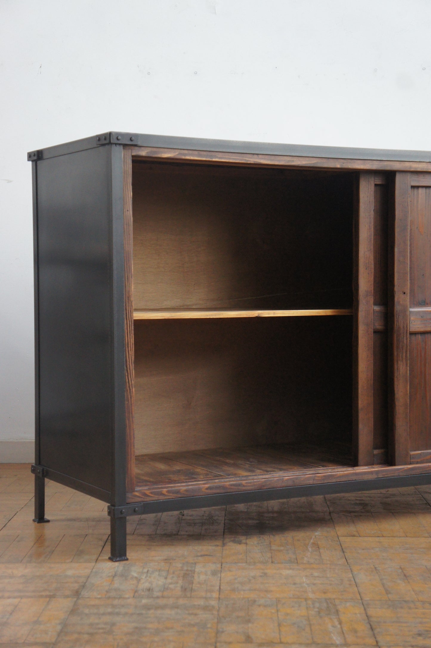 Door cabinet