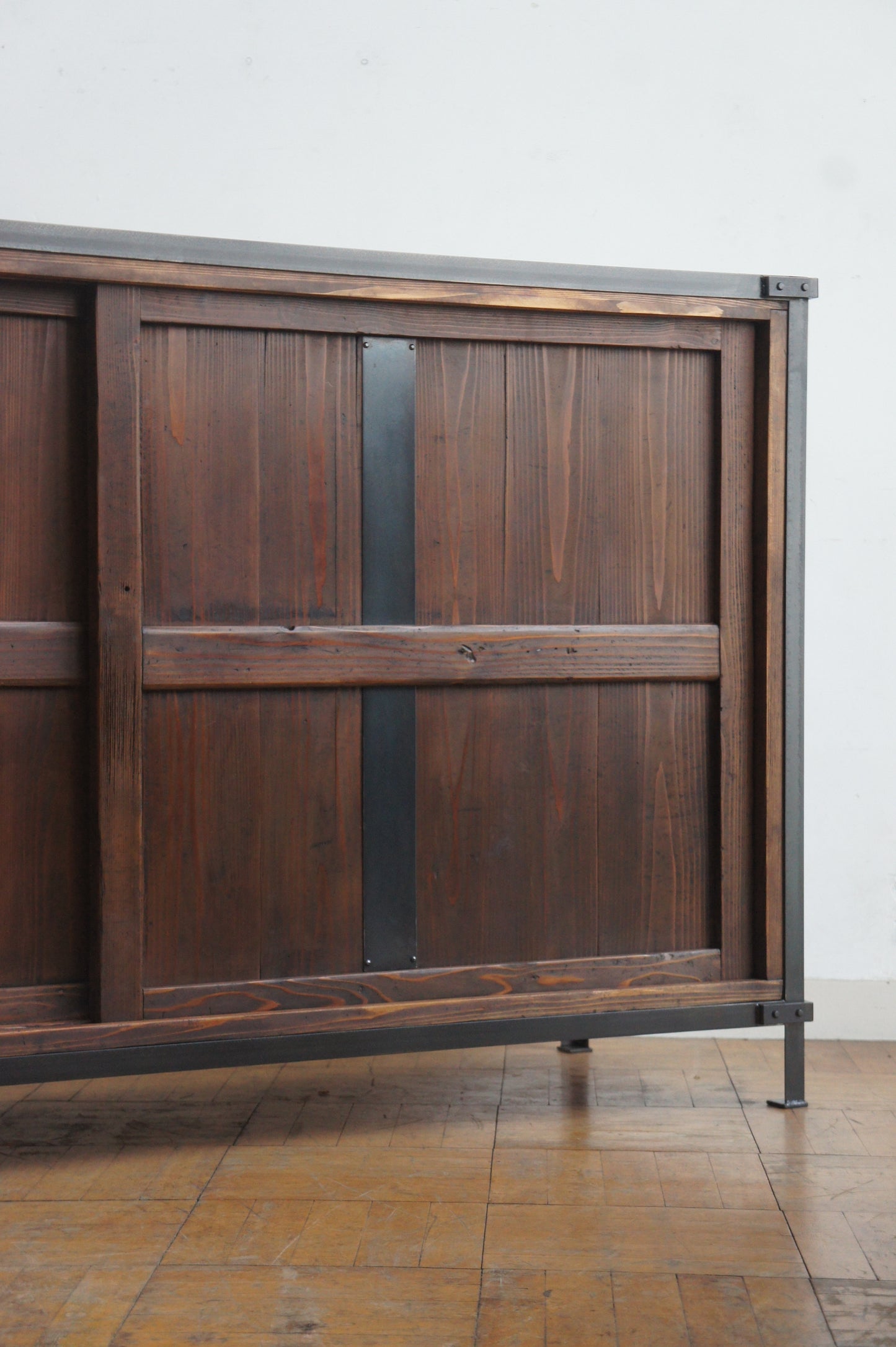 Door cabinet