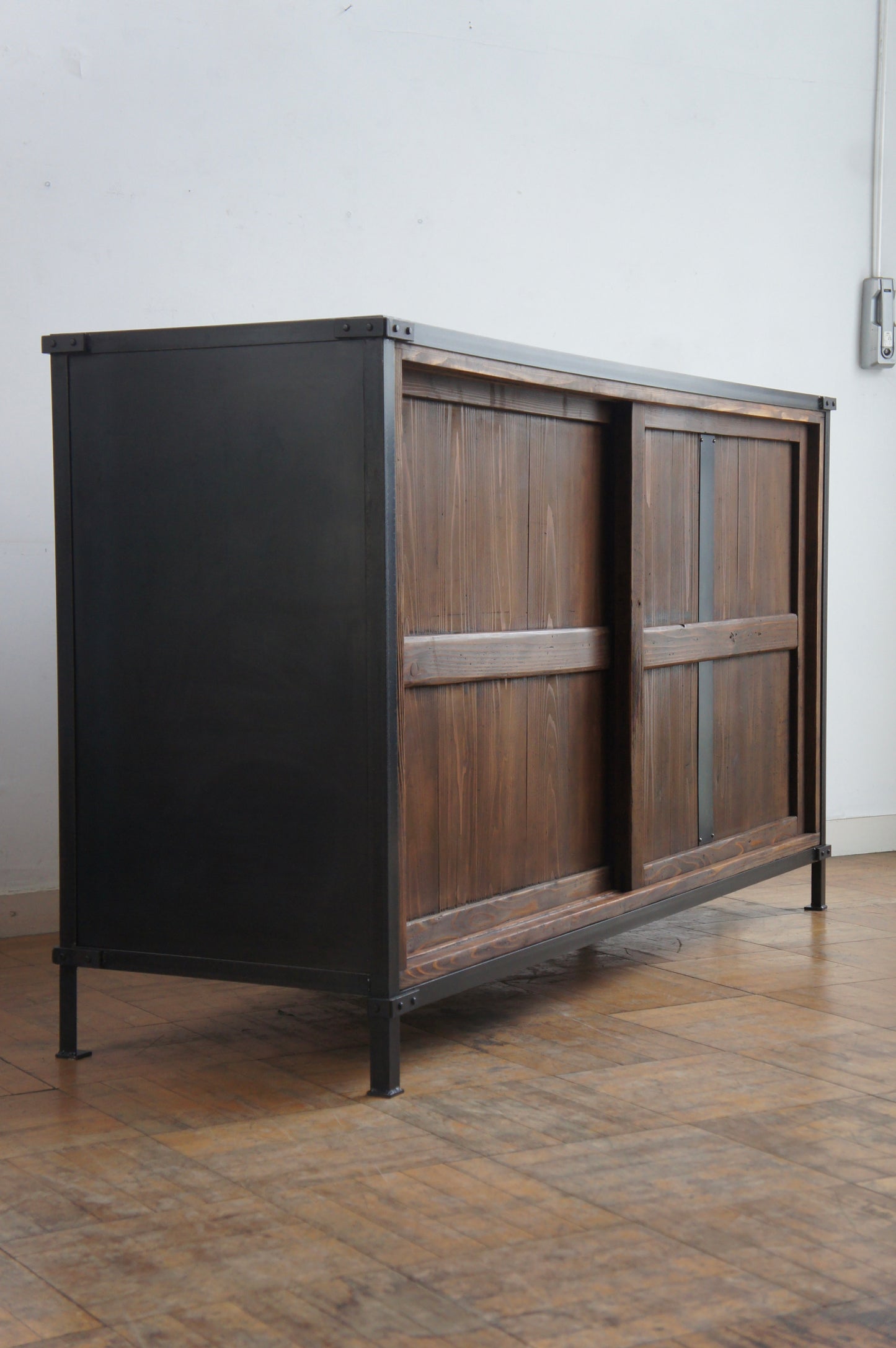 Door cabinet