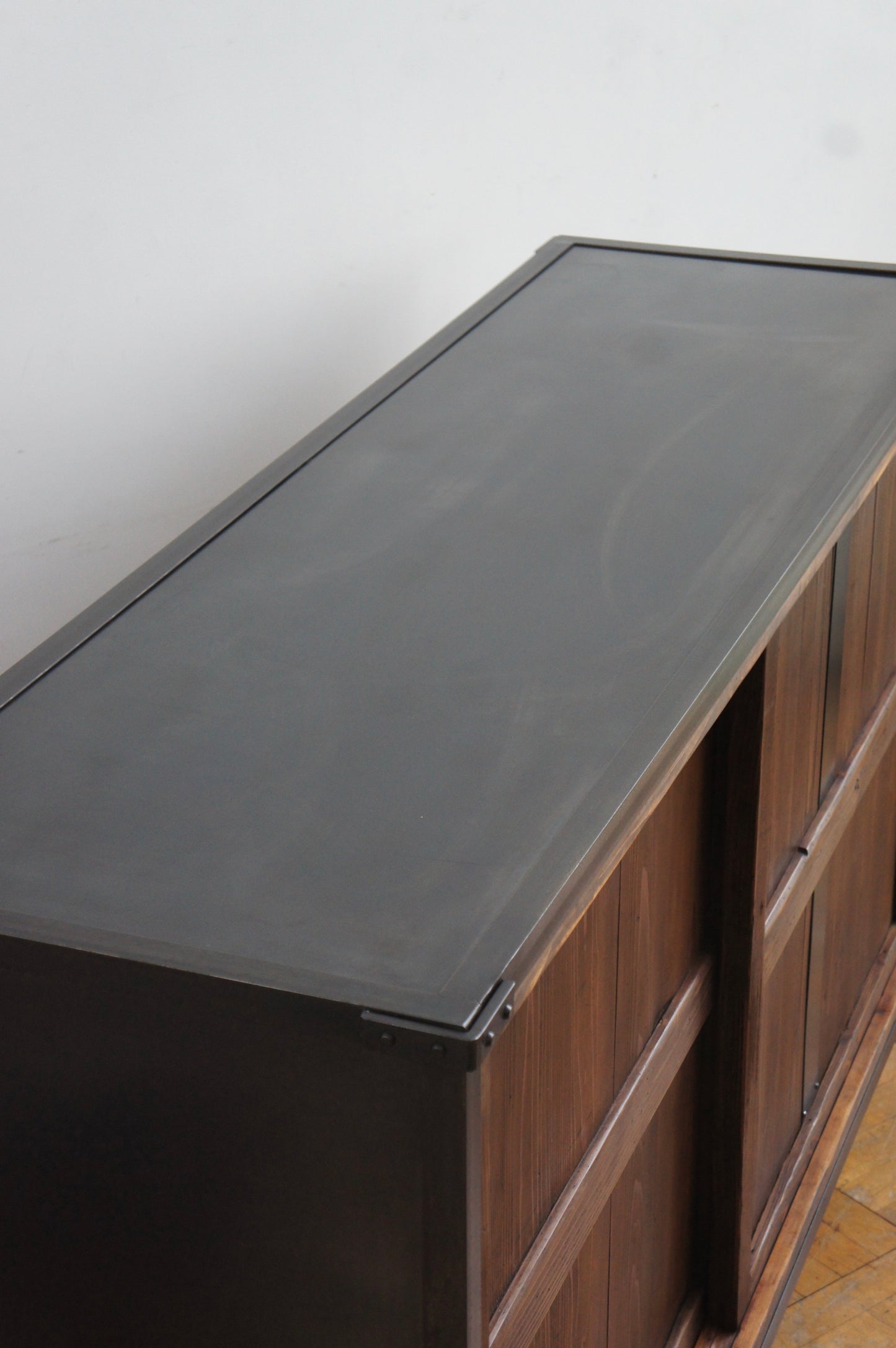 Door cabinet