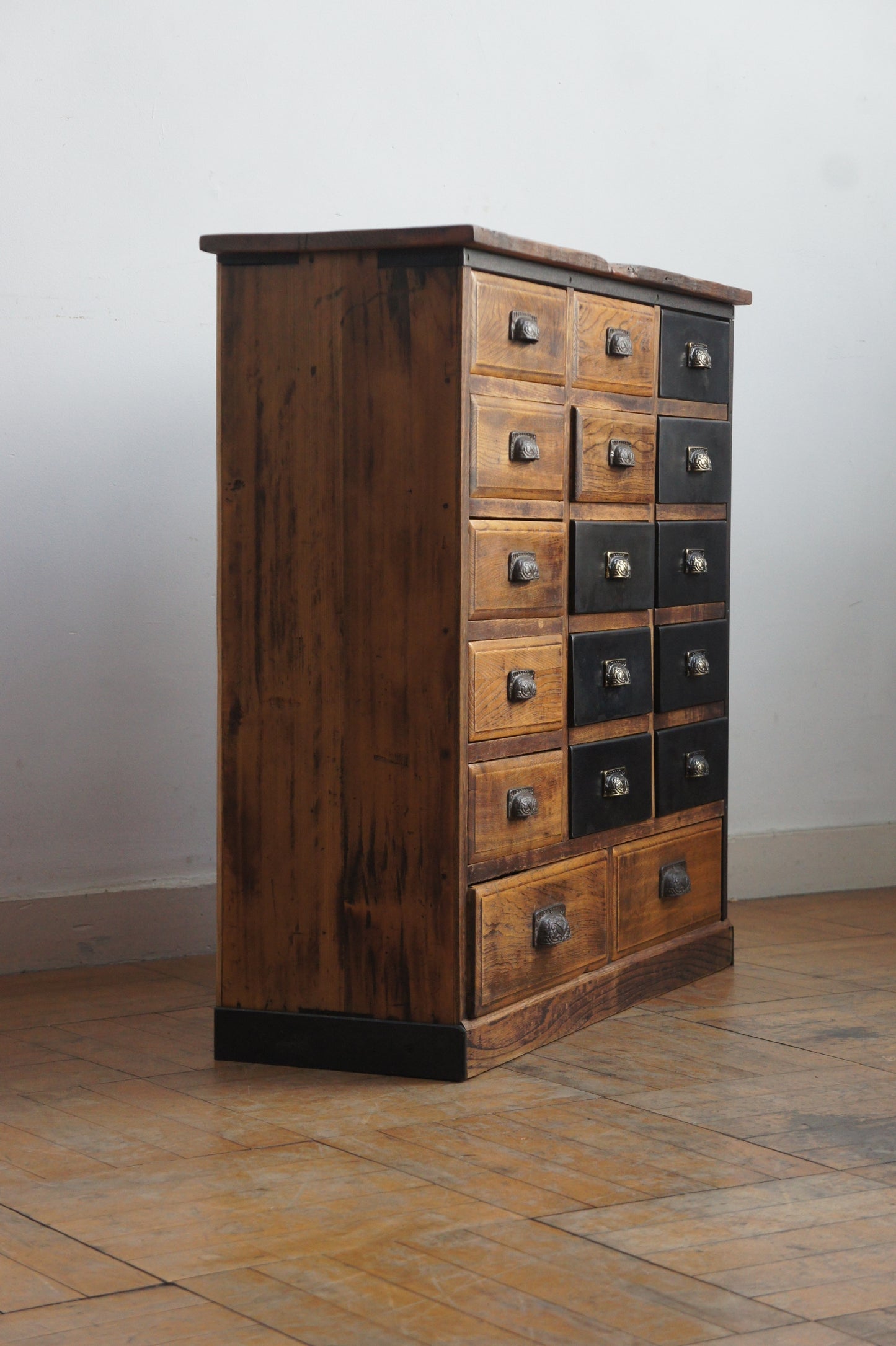 Drawers cabinet 17