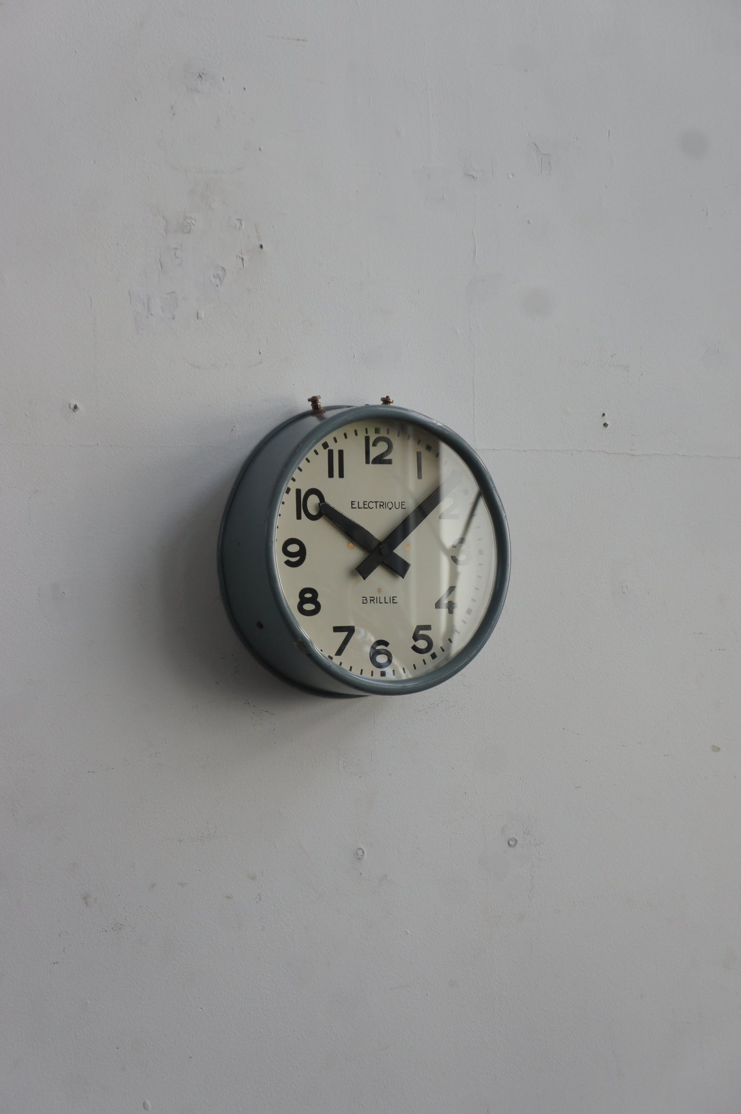 BRILLIÉ Wall clock / gris