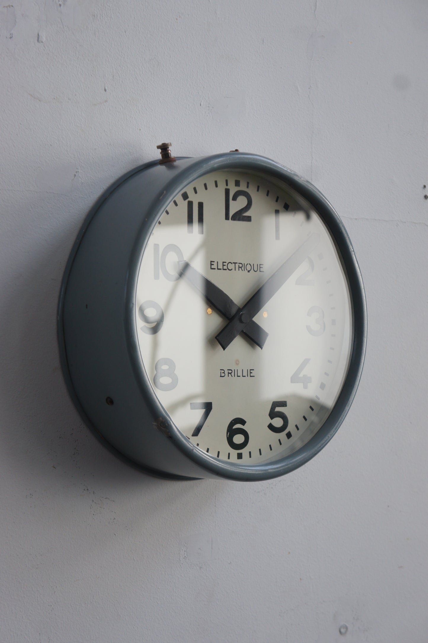 BRILLIÉ Wall clock / gris