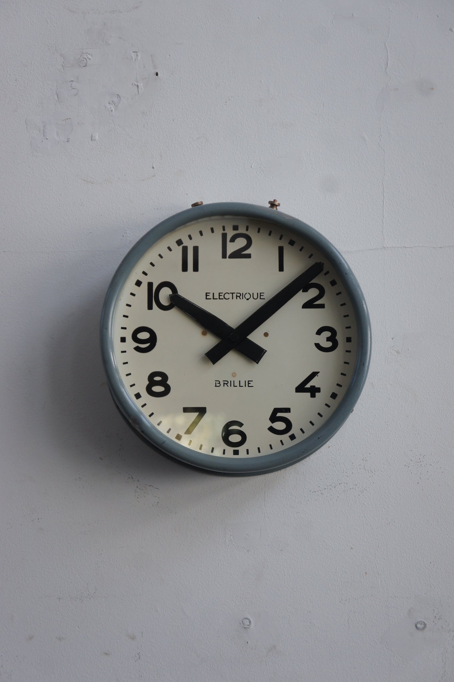 BRILLIÉ Wall clock / gris