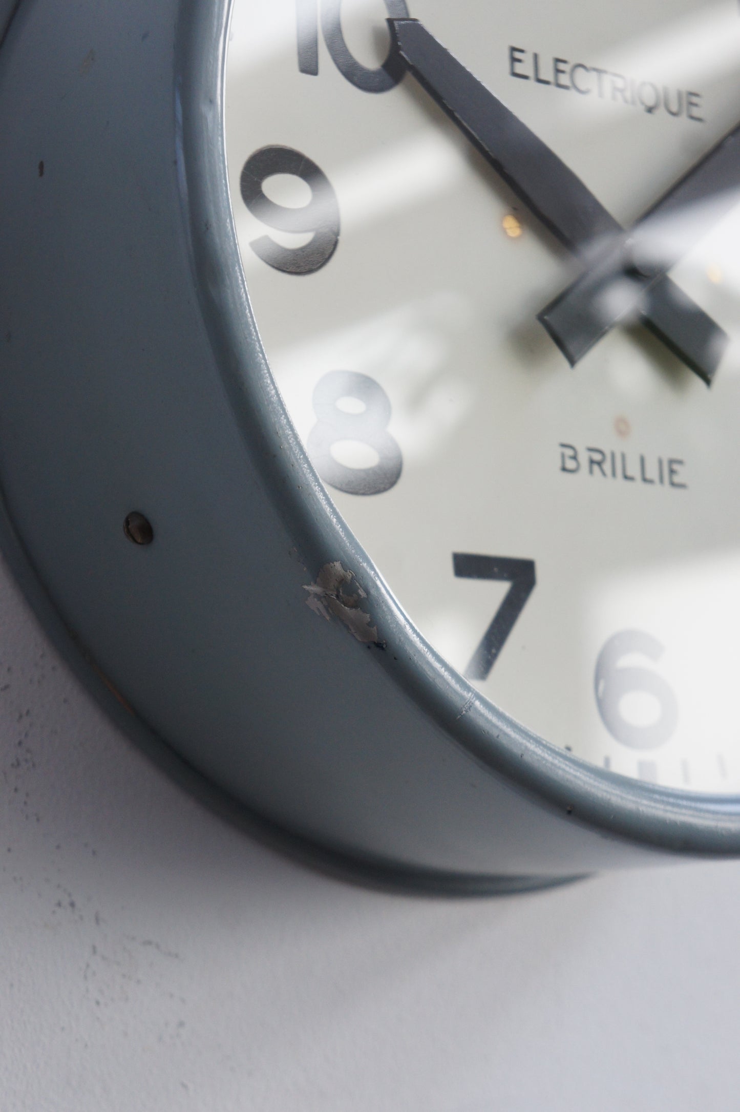 BRILLIÉ Wall clock / gris