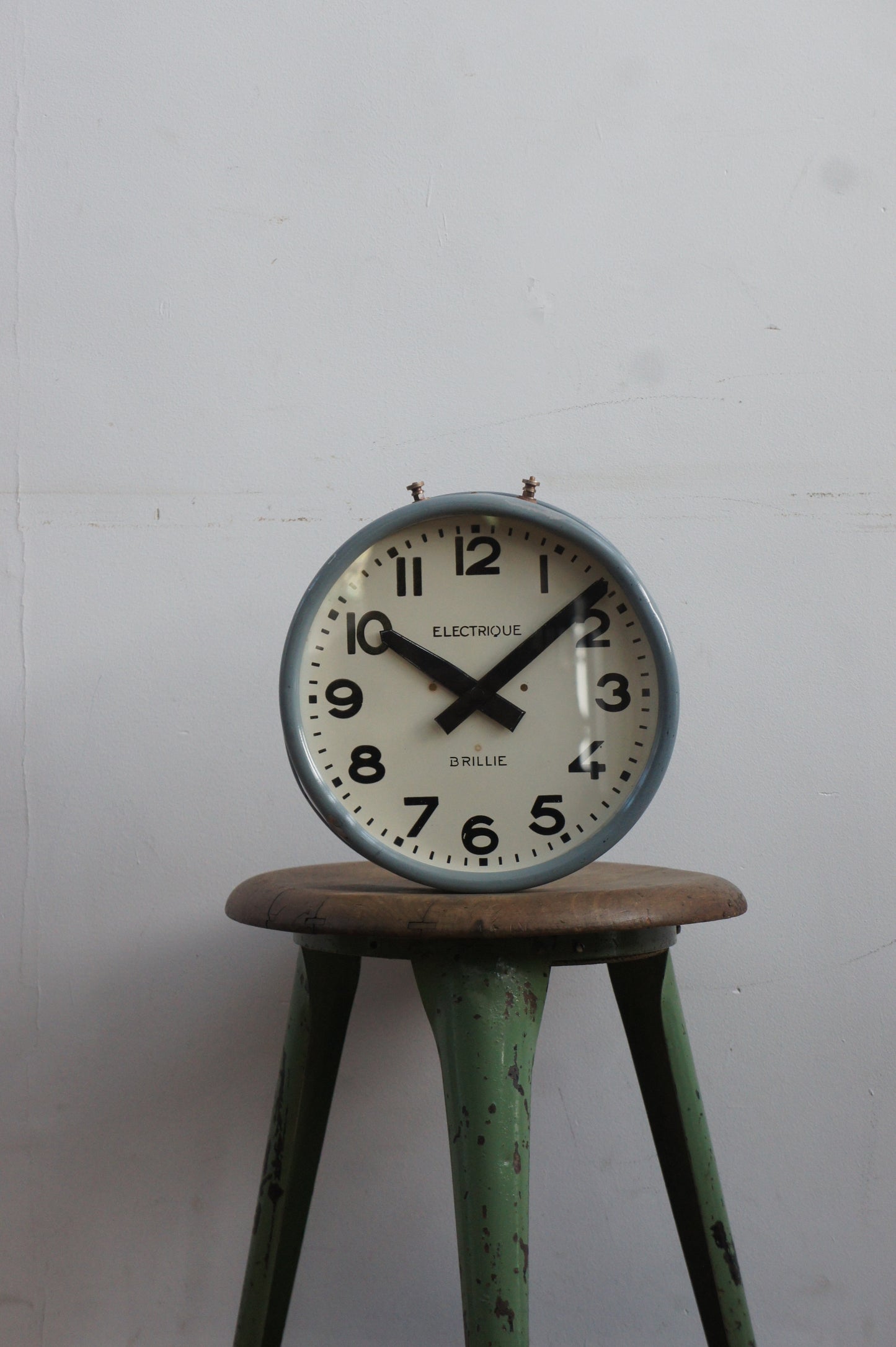 BRILLIÉ Wall clock / gris