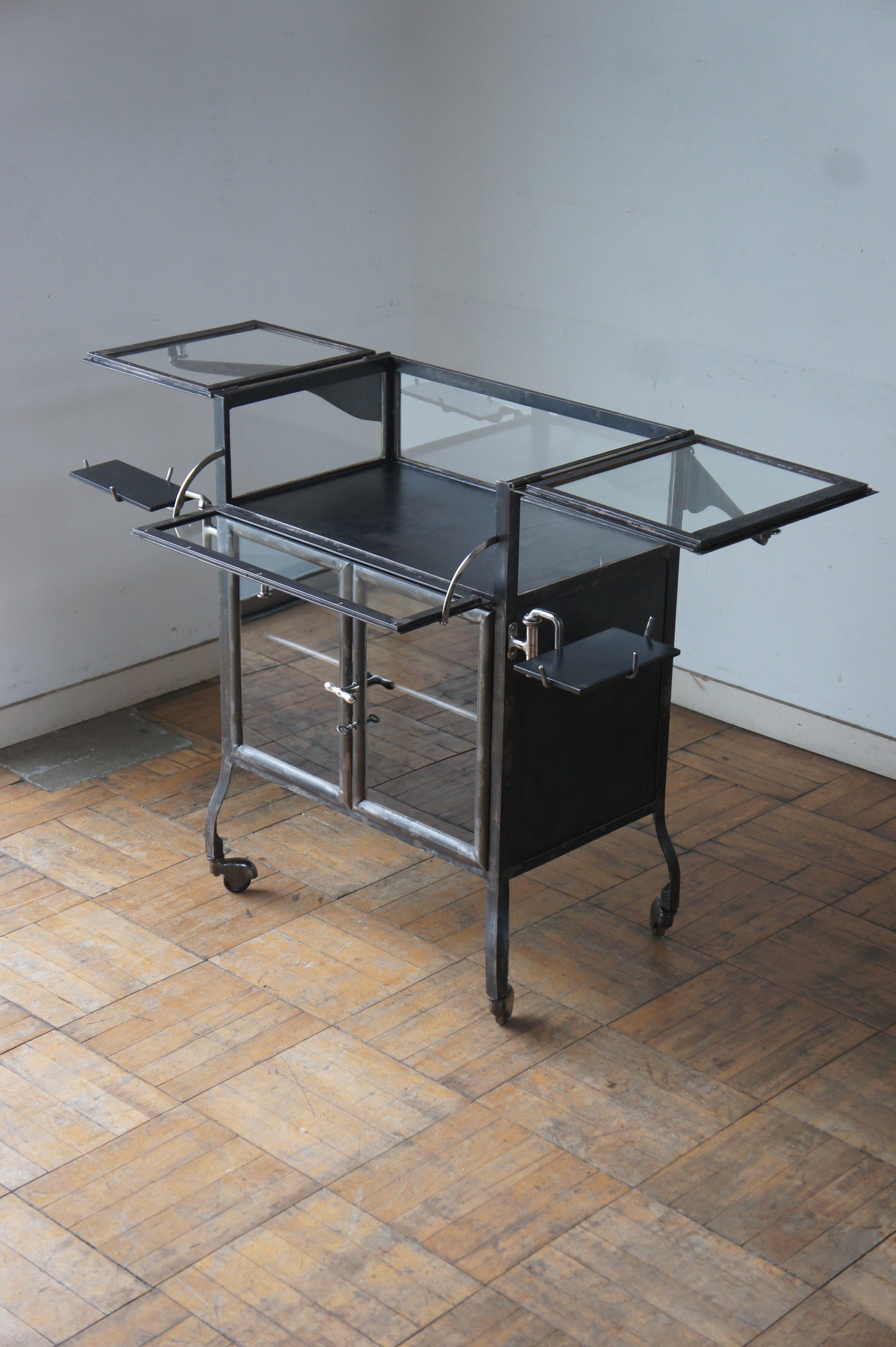 Medical glass cabinet