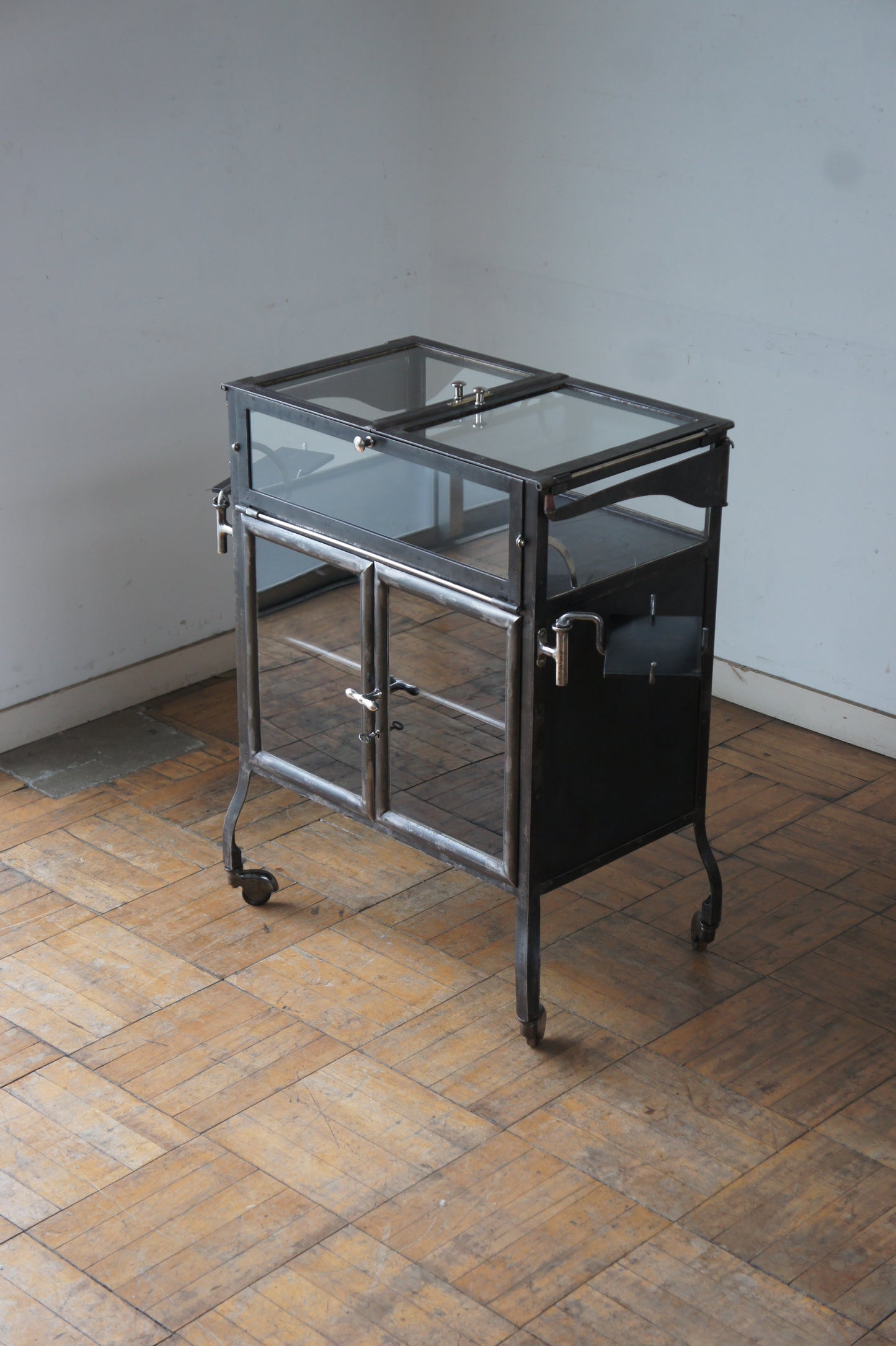 Medical glass cabinet