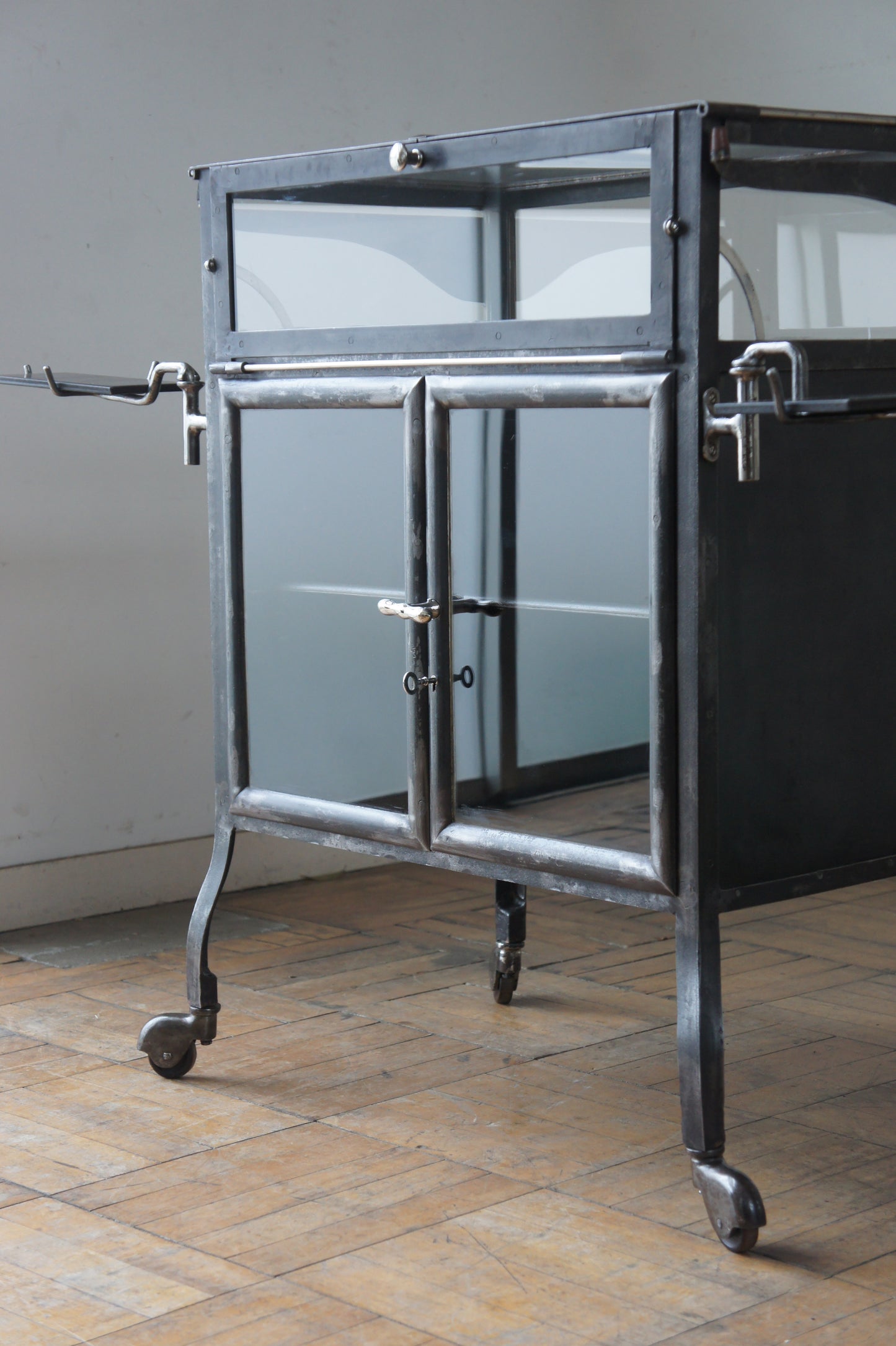 Medical glass cabinet