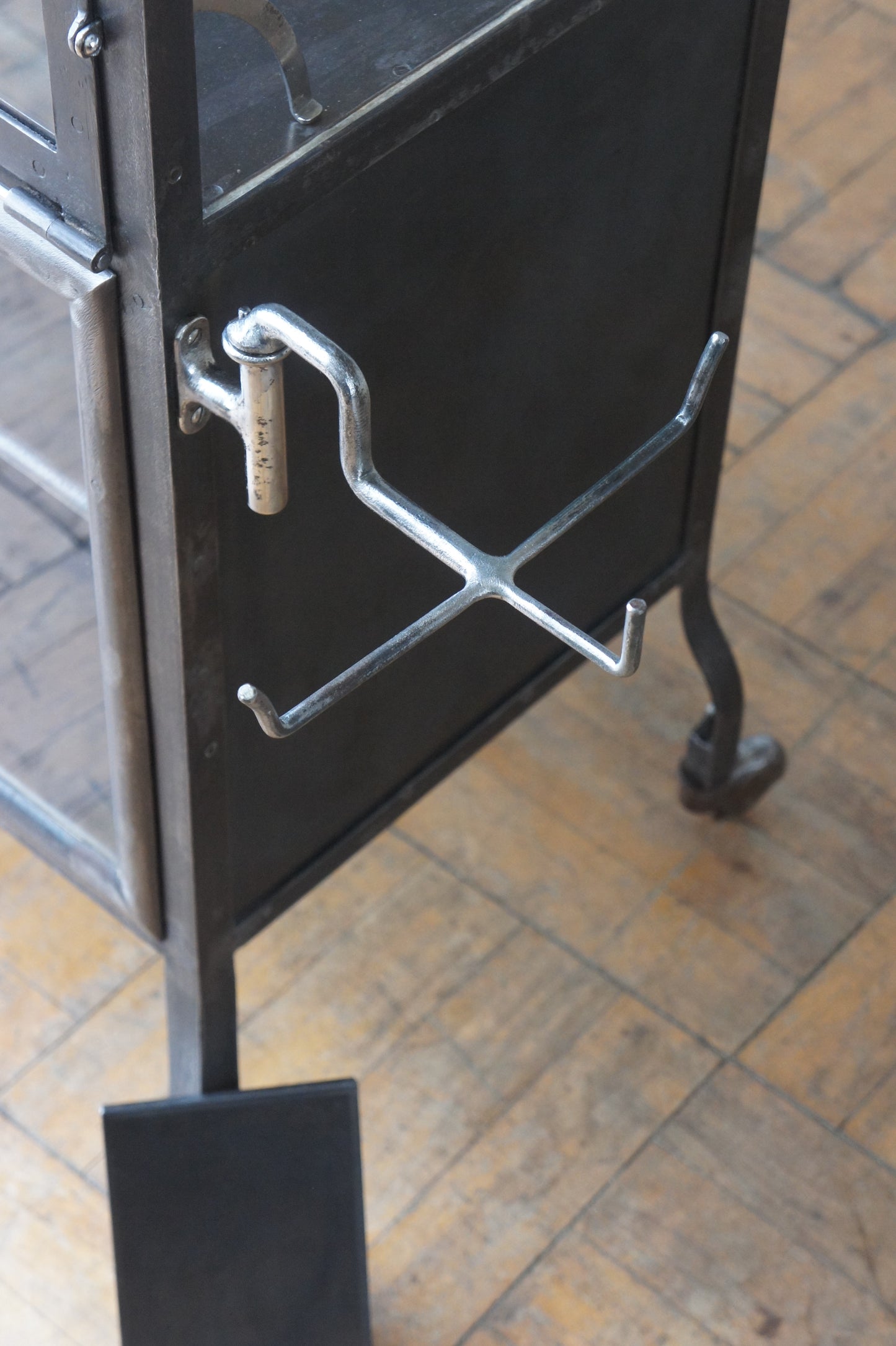 Medical glass cabinet