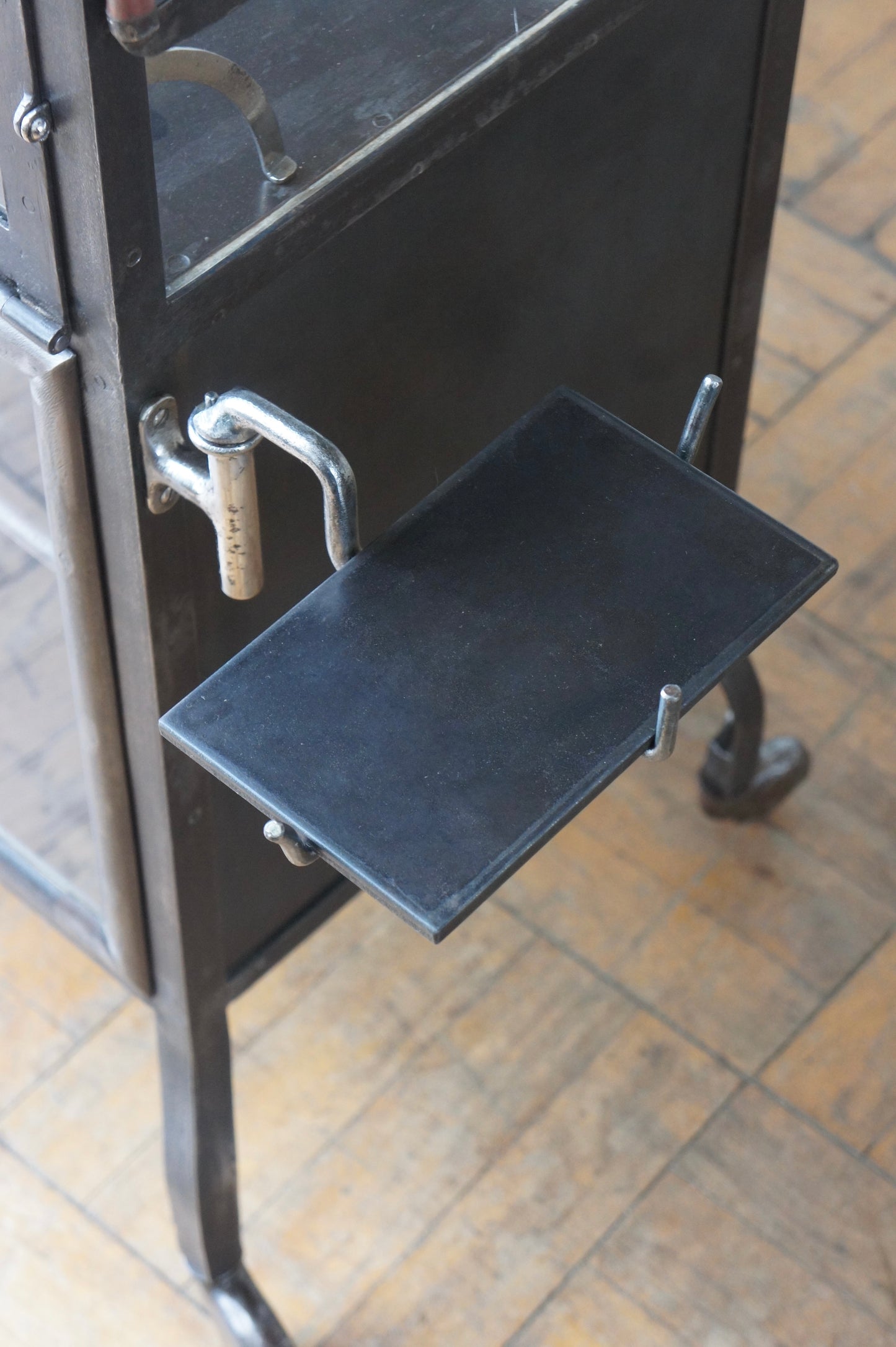 Medical glass cabinet
