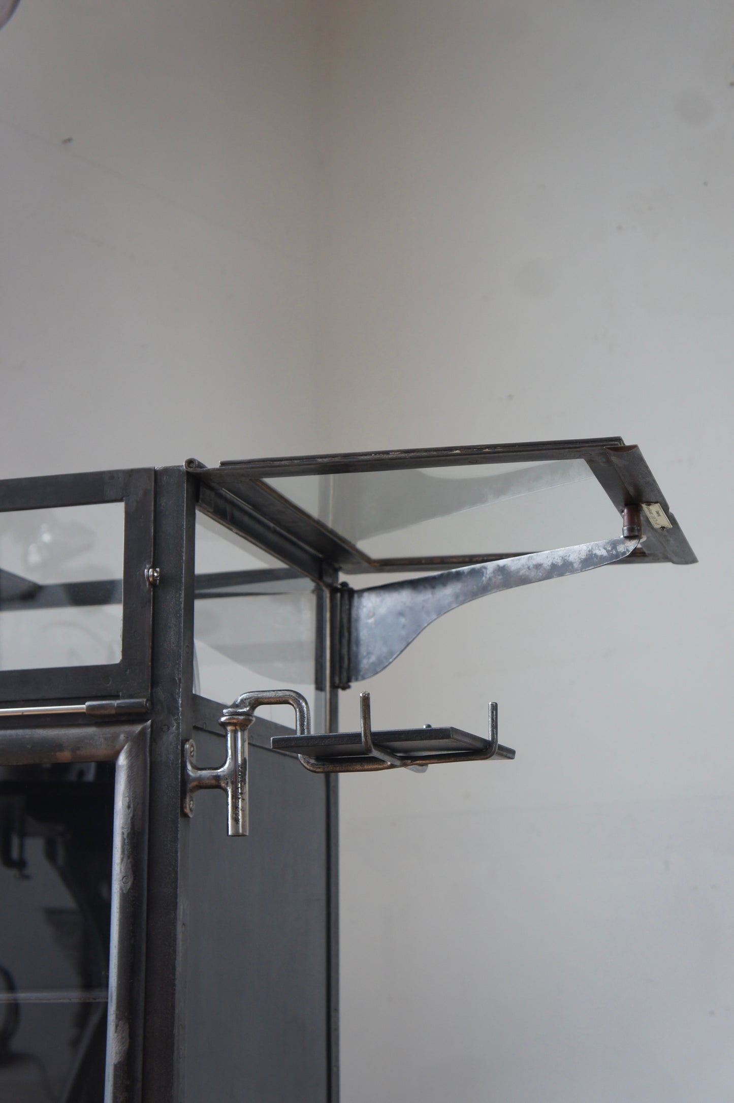 Medical glass cabinet