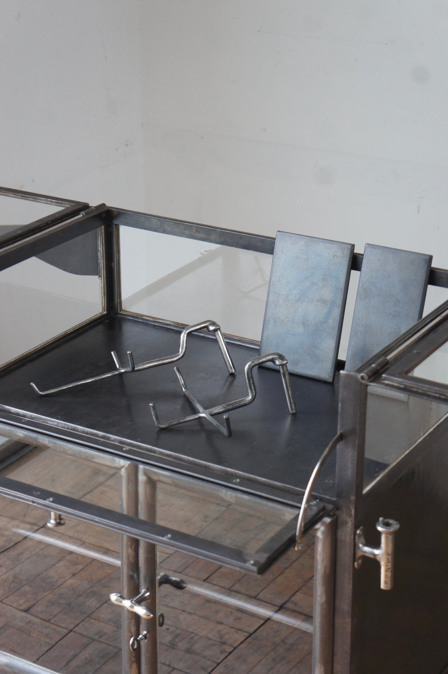 Medical glass cabinet
