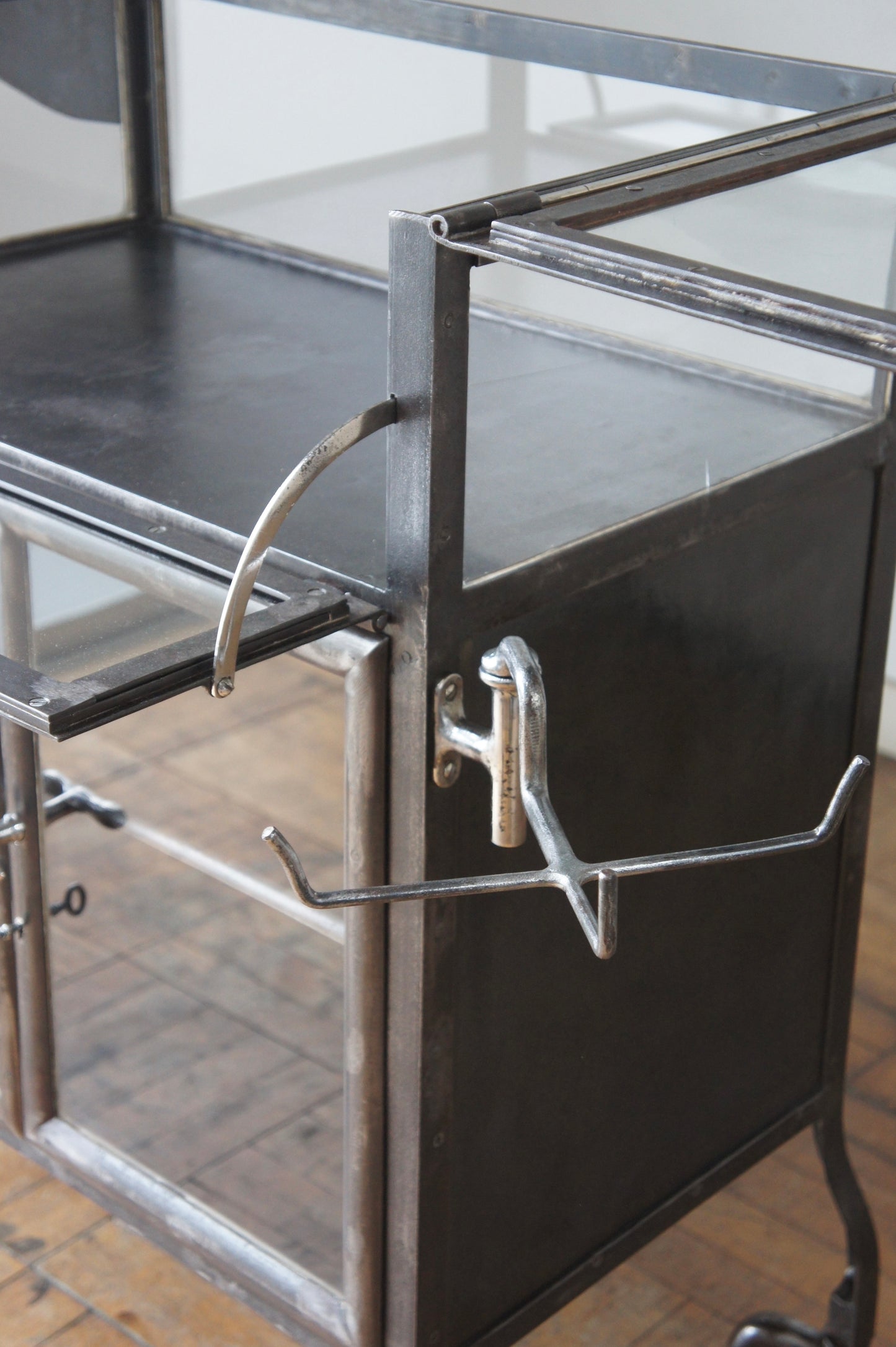 Medical glass cabinet