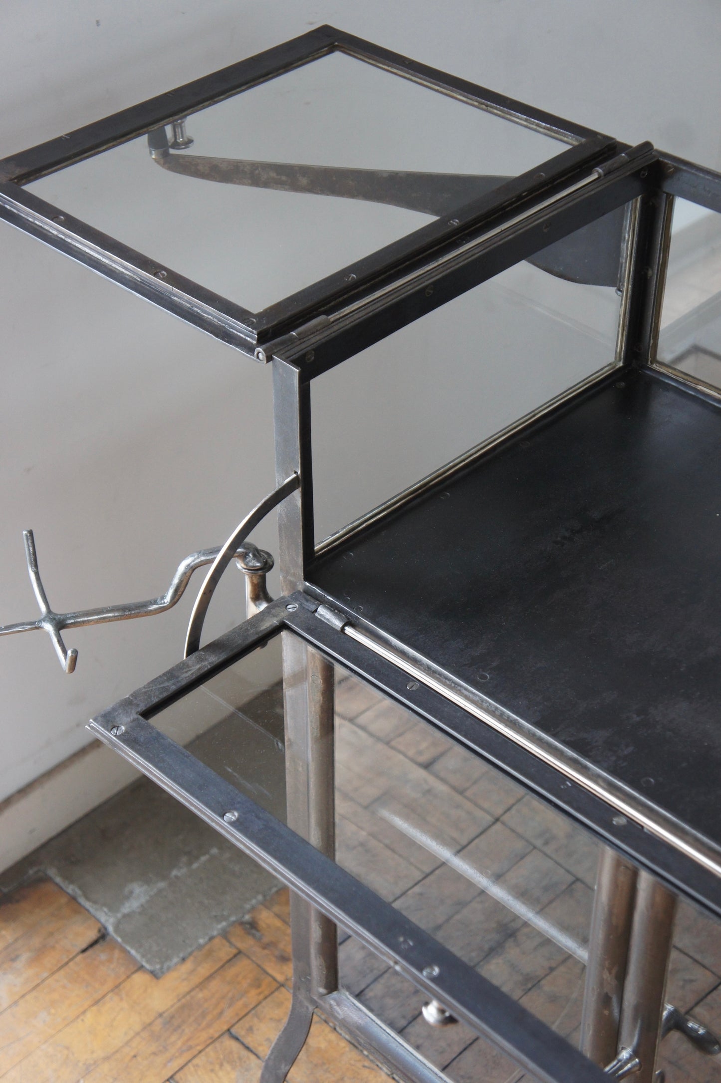Medical glass cabinet
