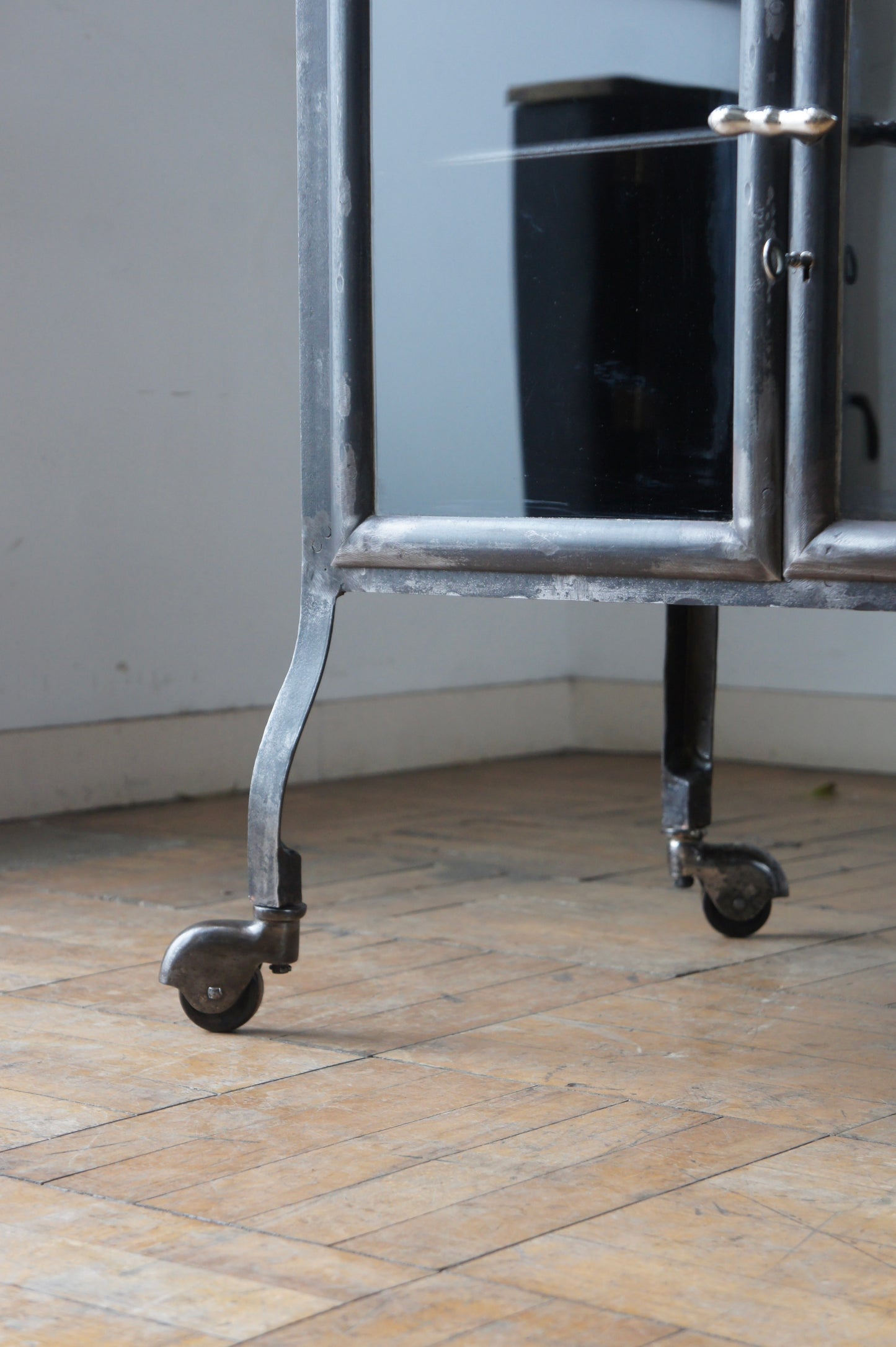 Medical glass cabinet