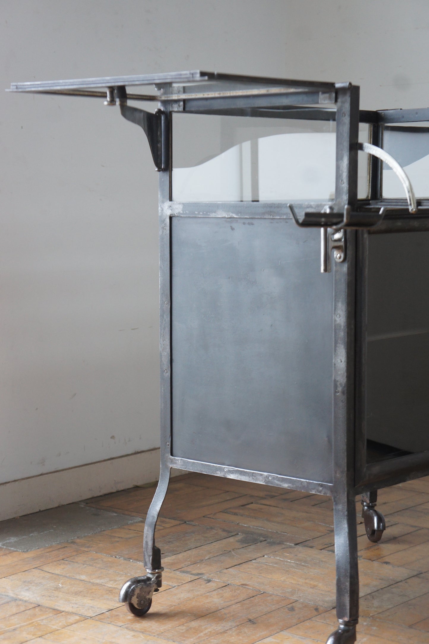 Medical glass cabinet