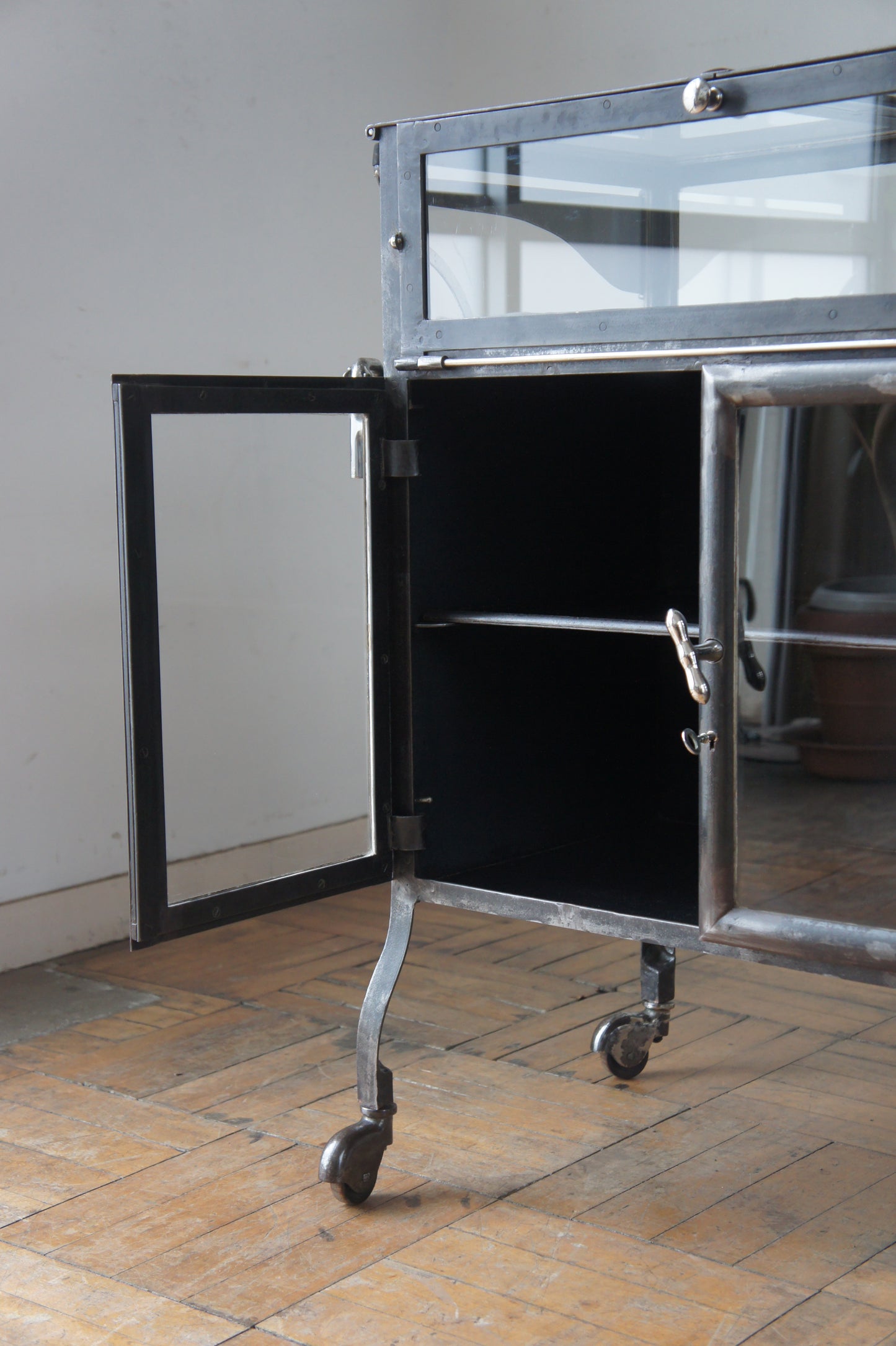 Medical glass cabinet