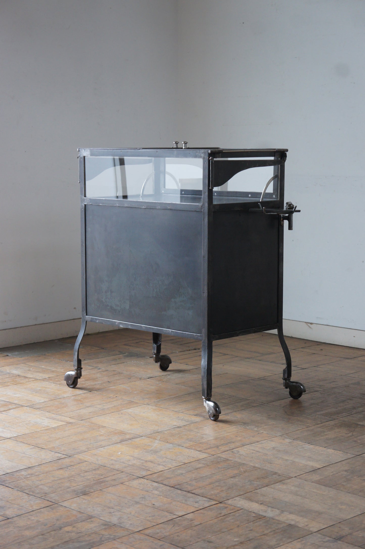 Medical glass cabinet