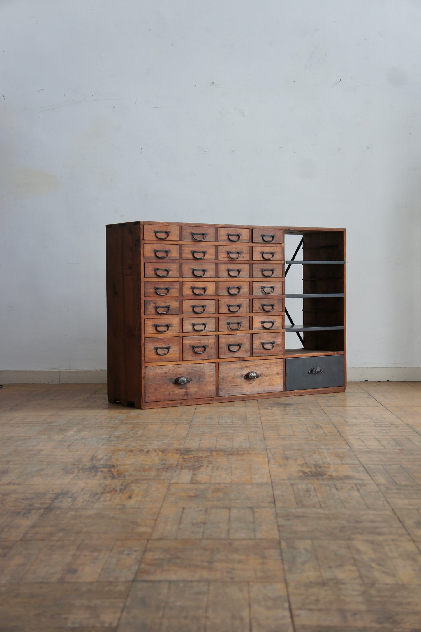 Drawers cabinet 30+