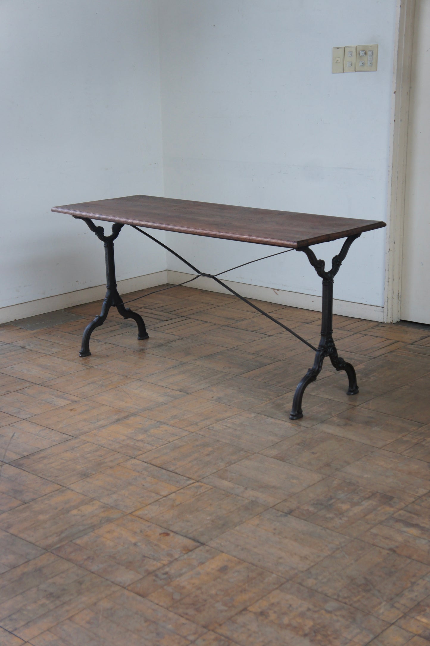 BISTRO Iron leg table