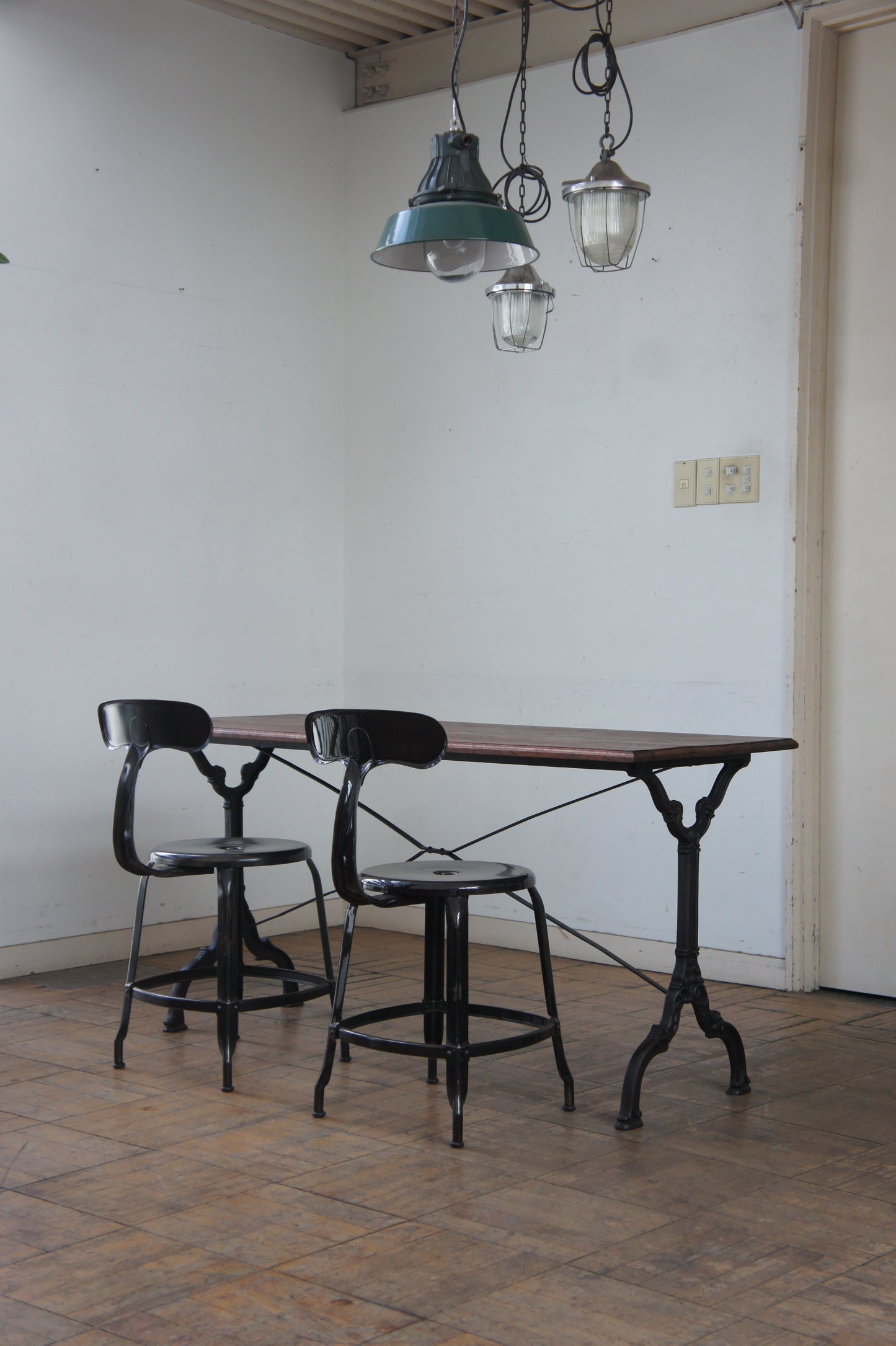 BISTRO Iron leg table