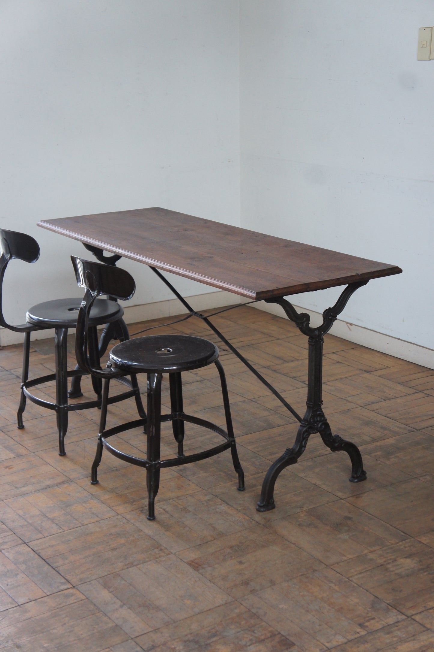 BISTRO Iron leg table