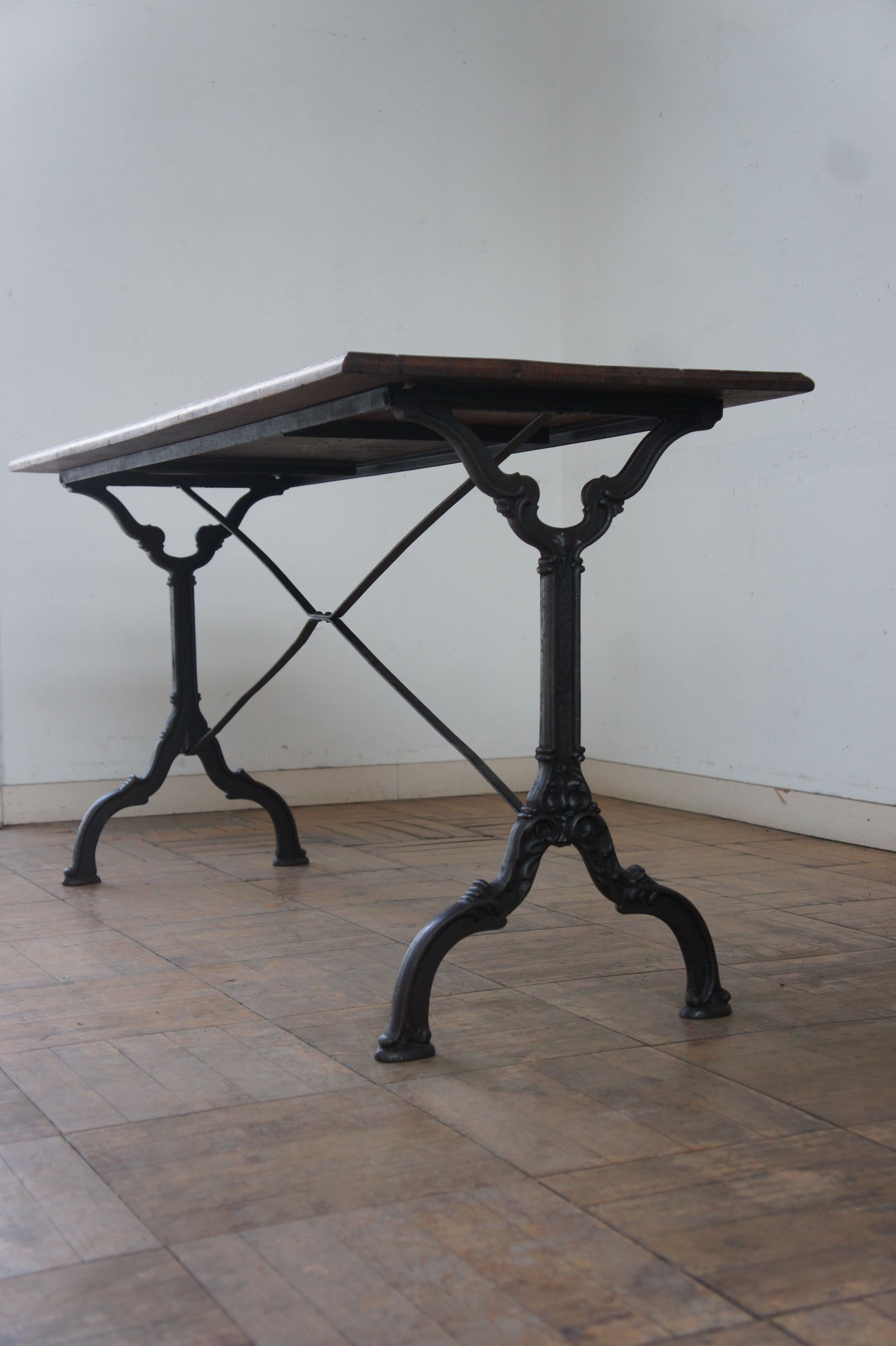 BISTRO Iron leg table