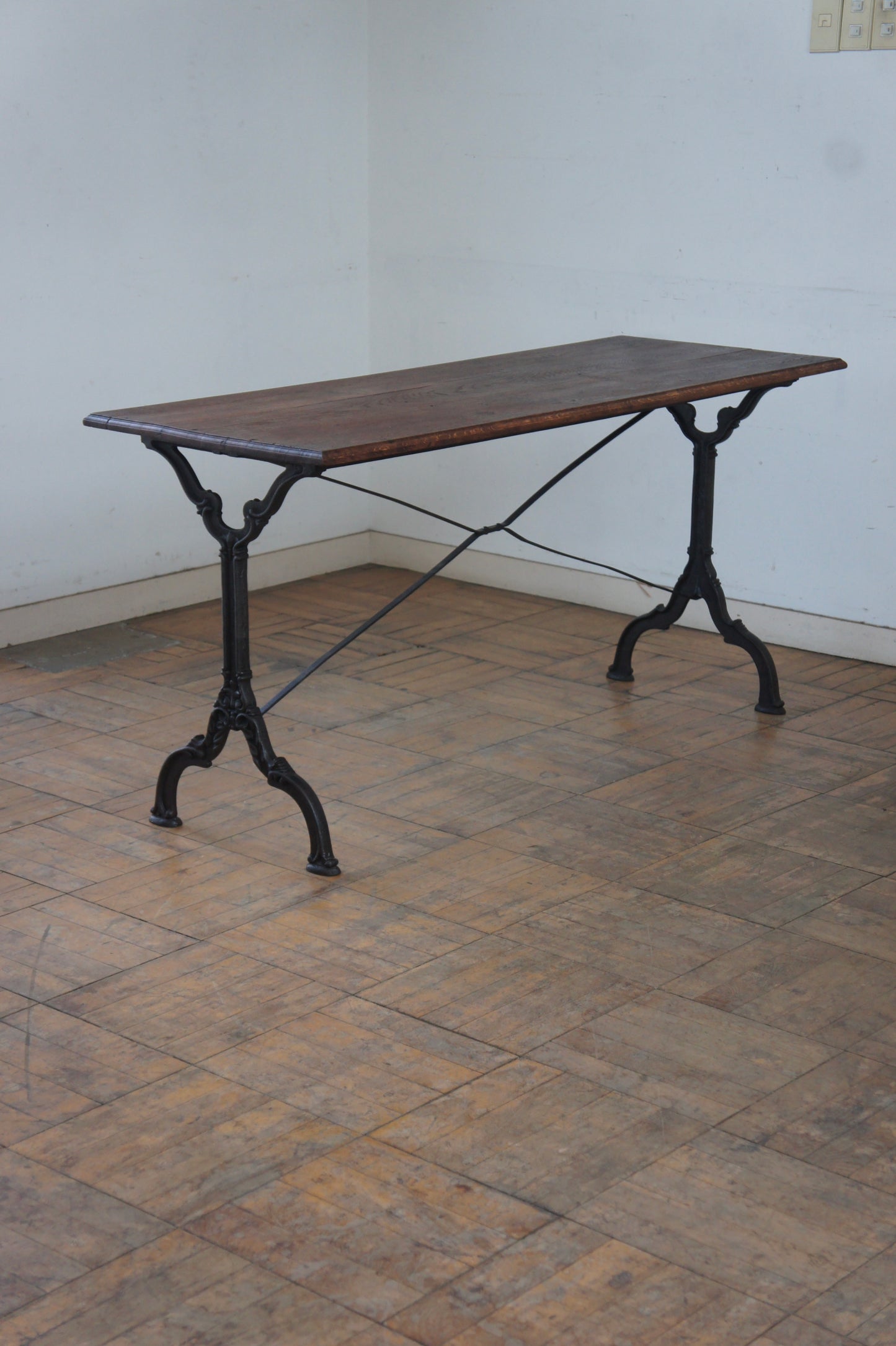 BISTRO Iron leg table