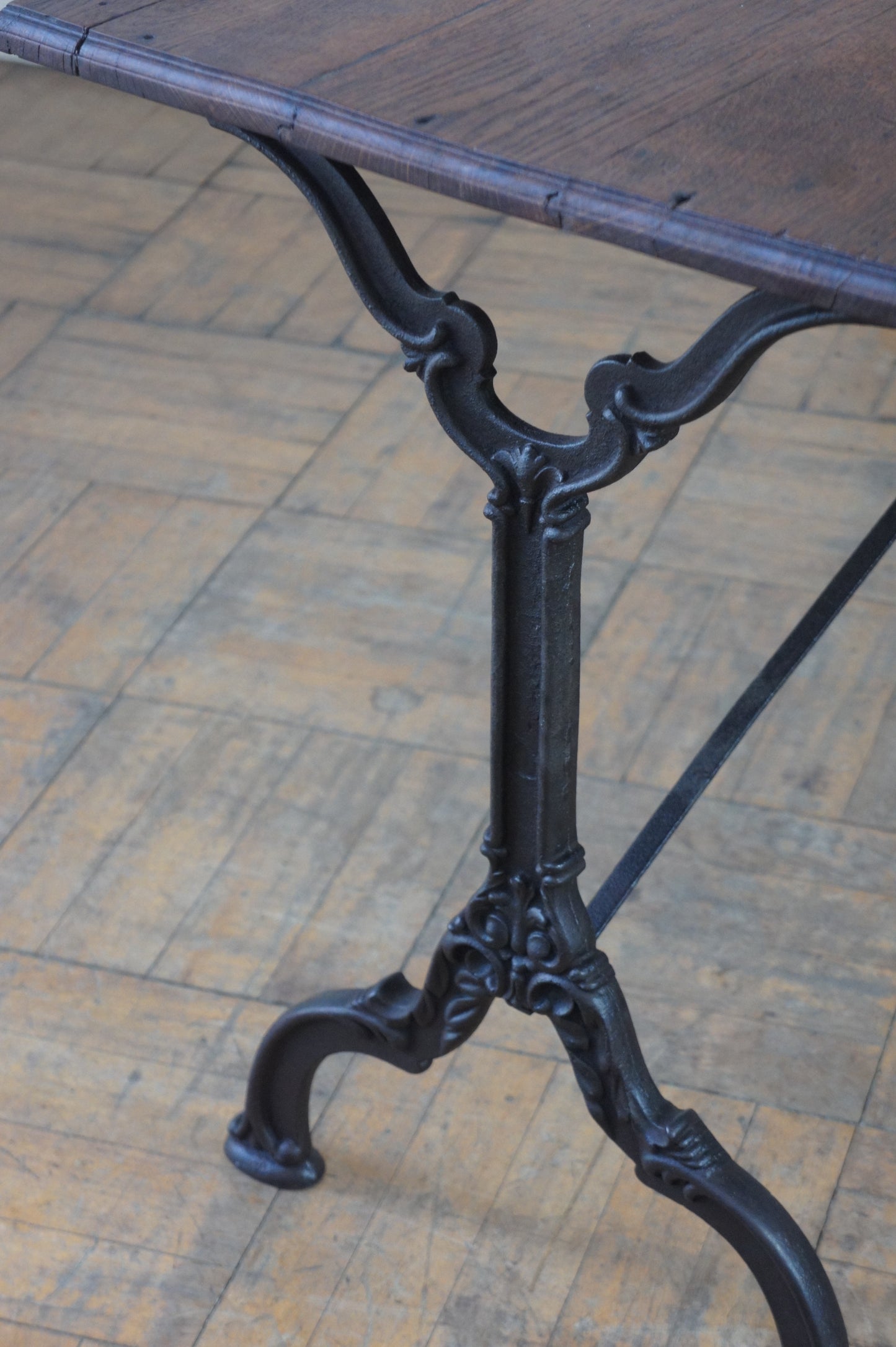 BISTRO Iron leg table