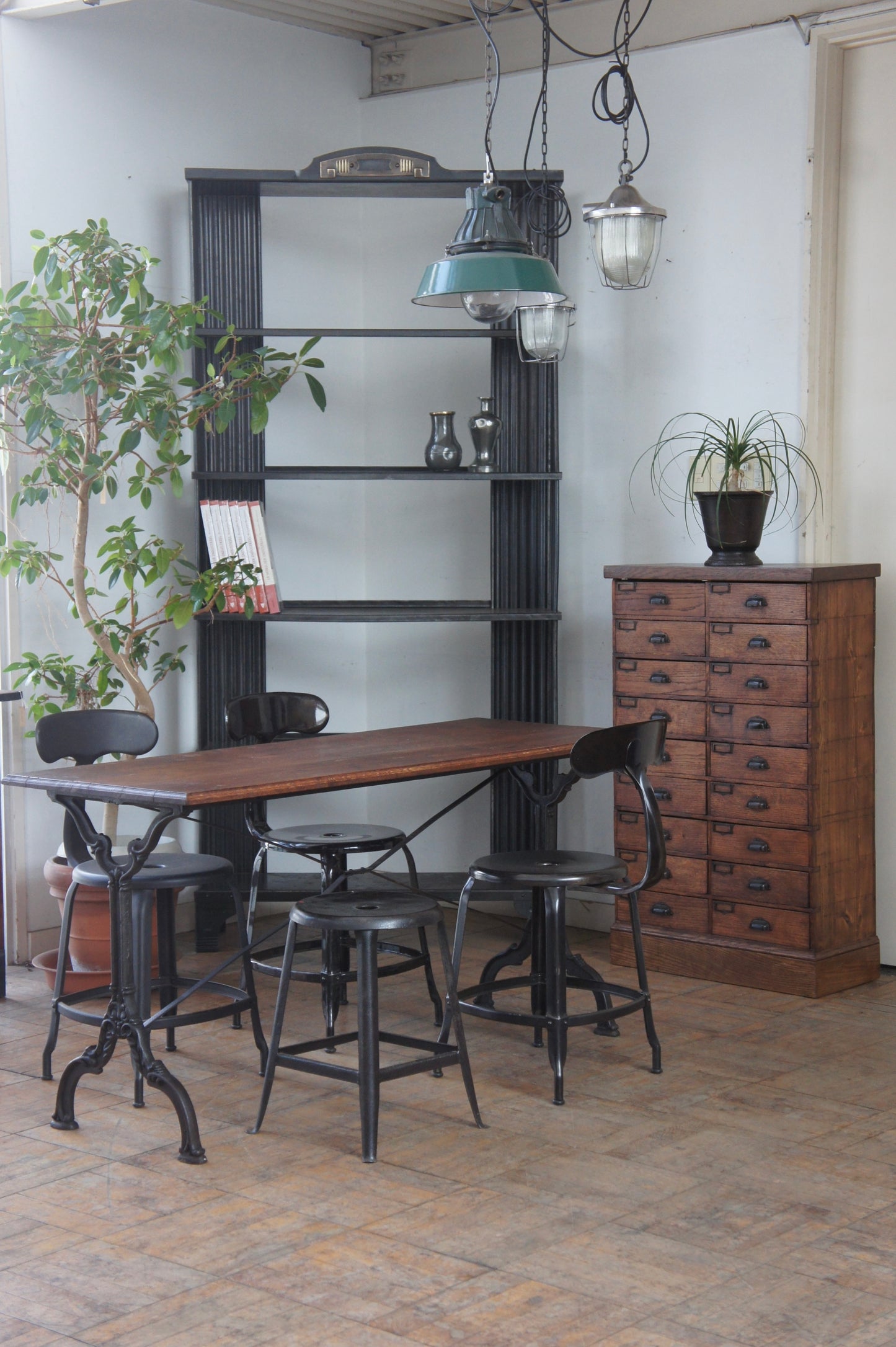 BISTRO Iron leg table