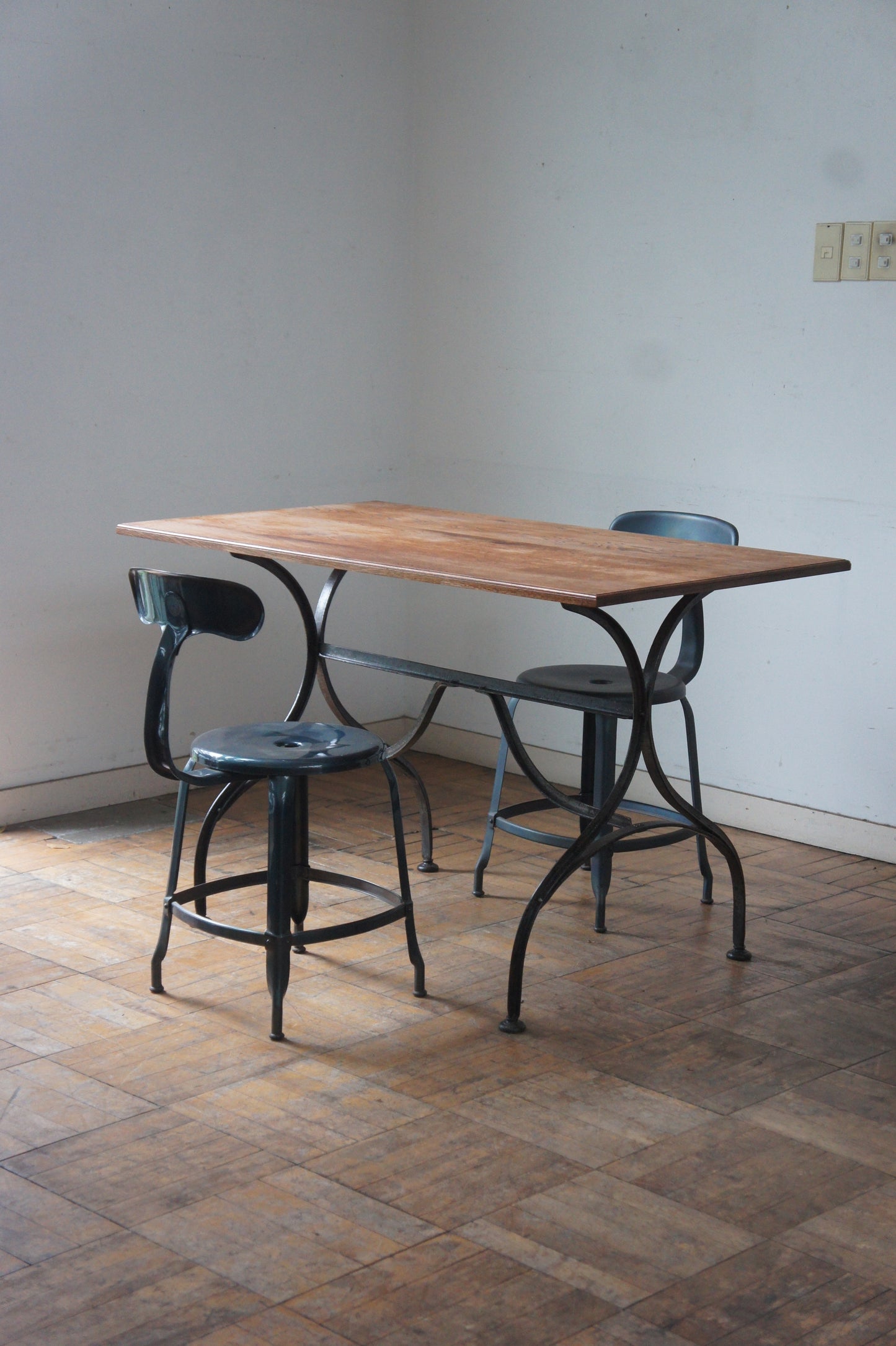JARDIN Iron leg table