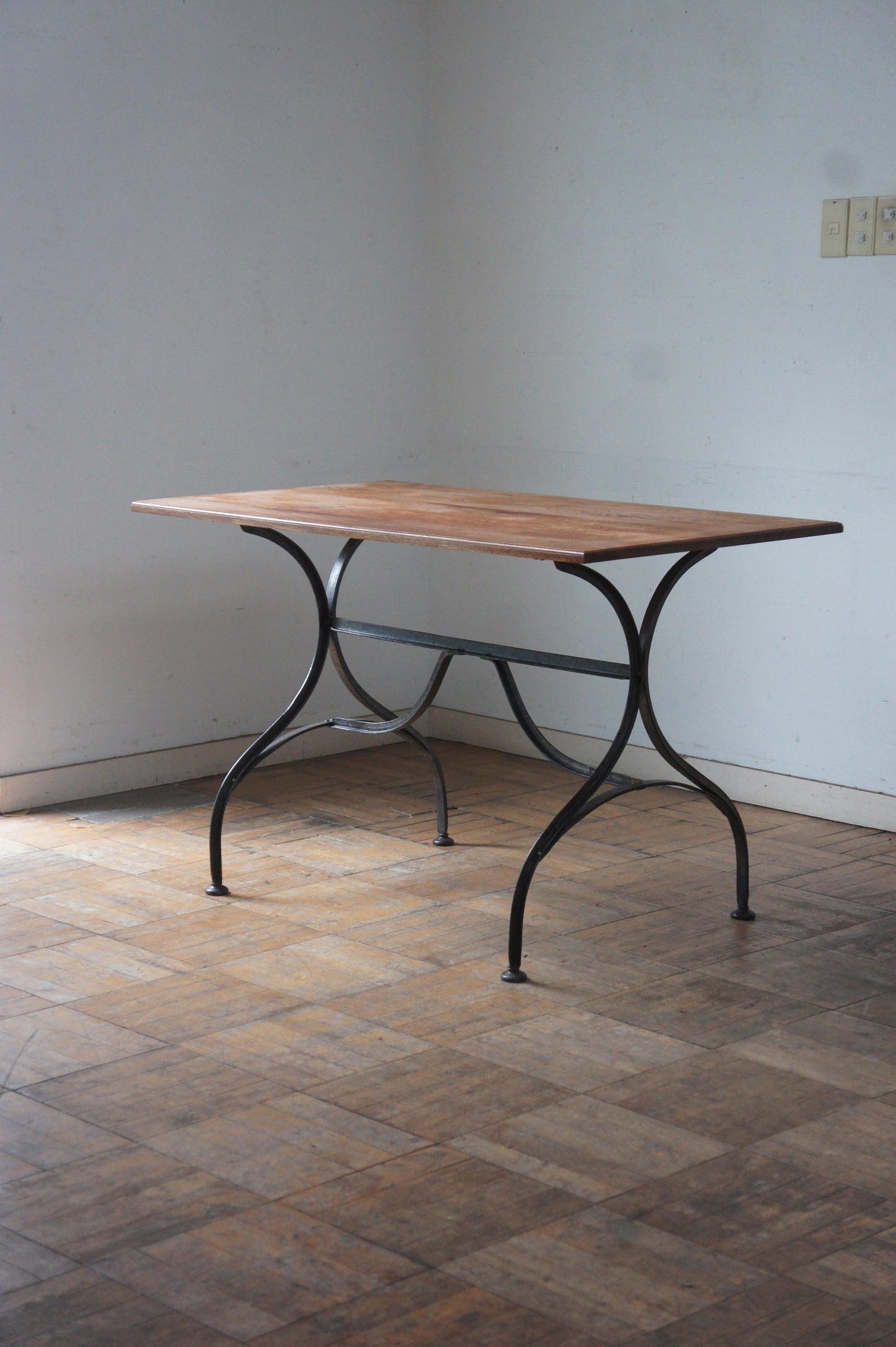 JARDIN Iron leg table