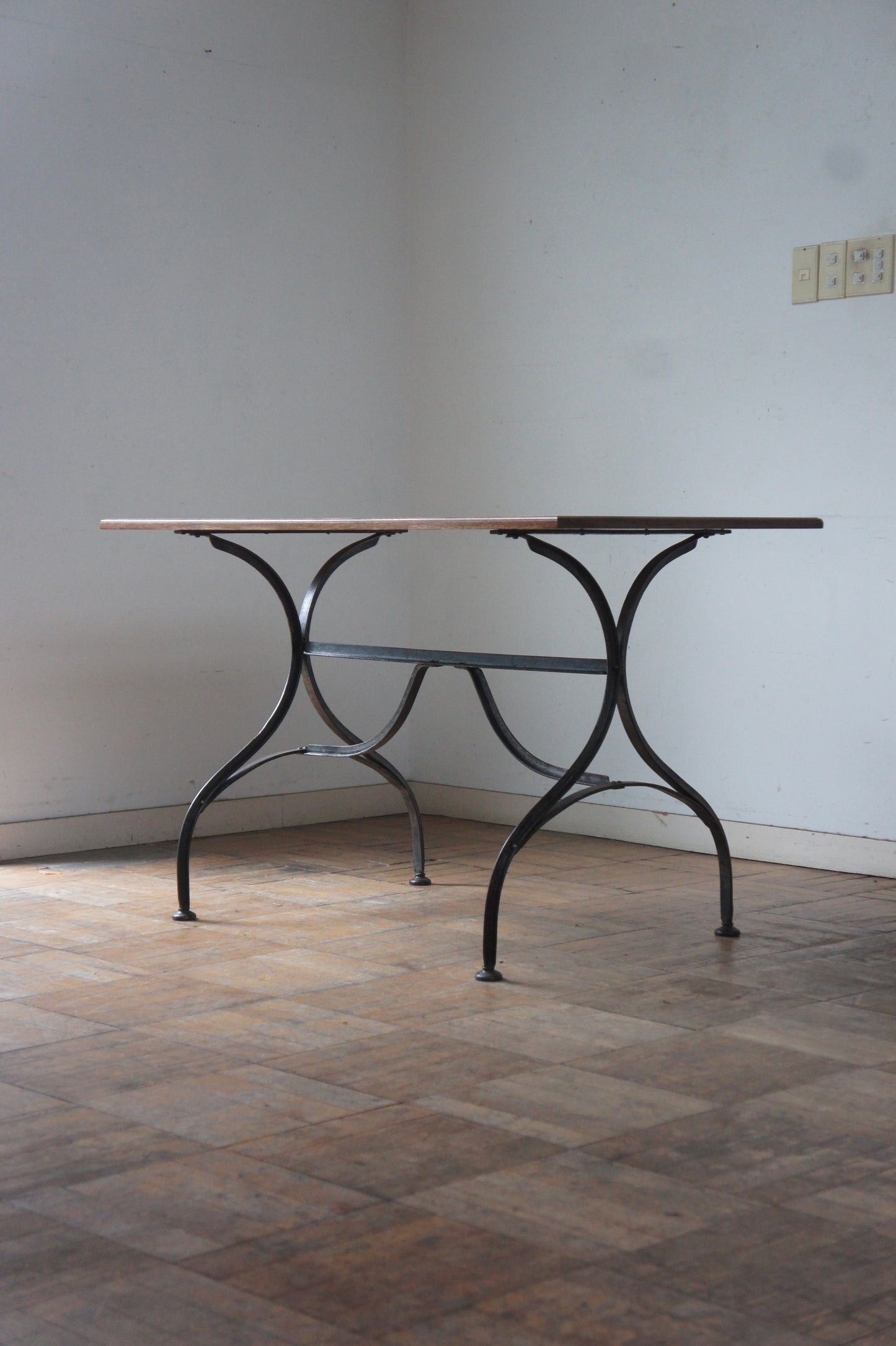 JARDIN Iron leg table