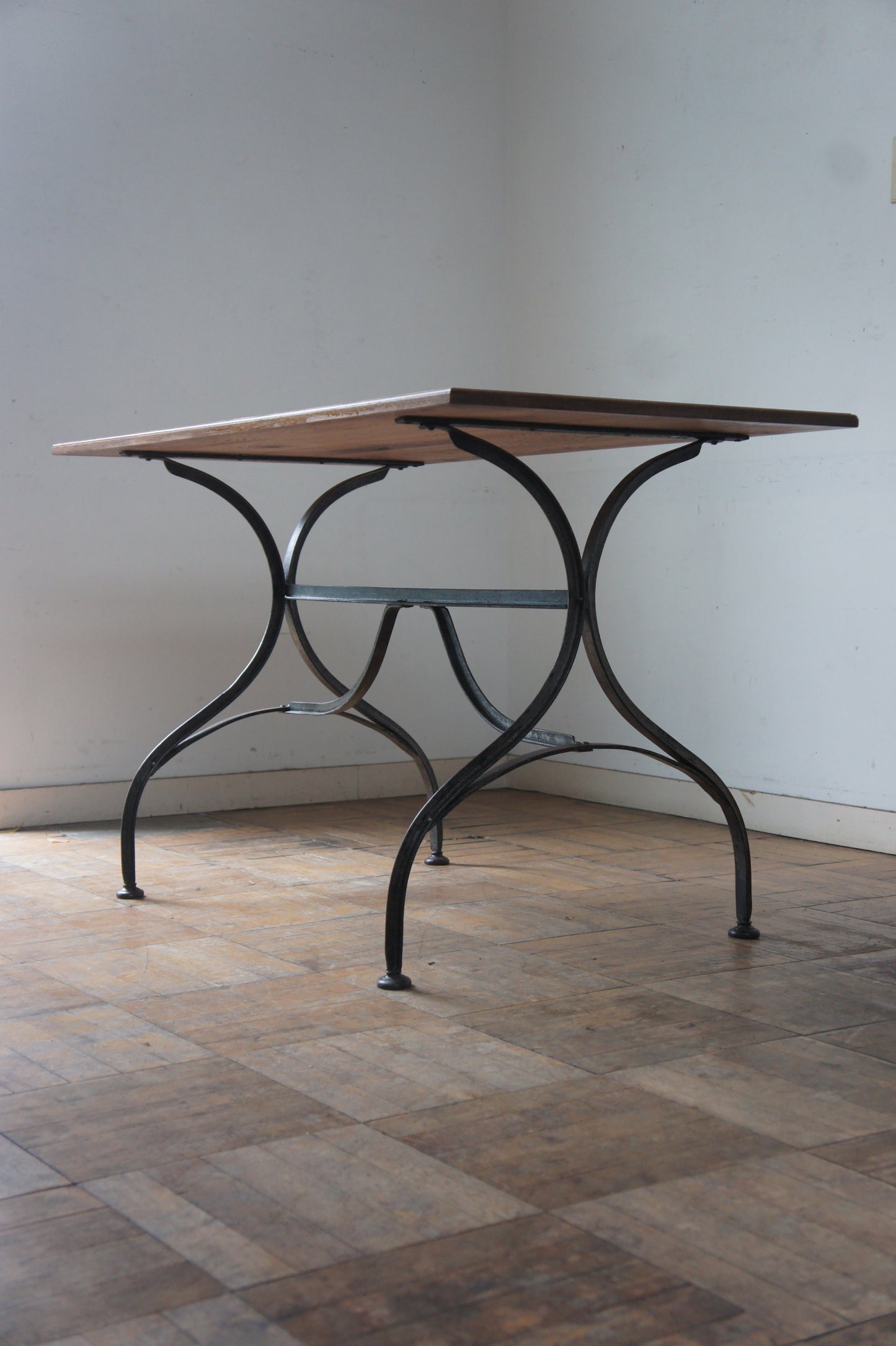 JARDIN Iron leg table