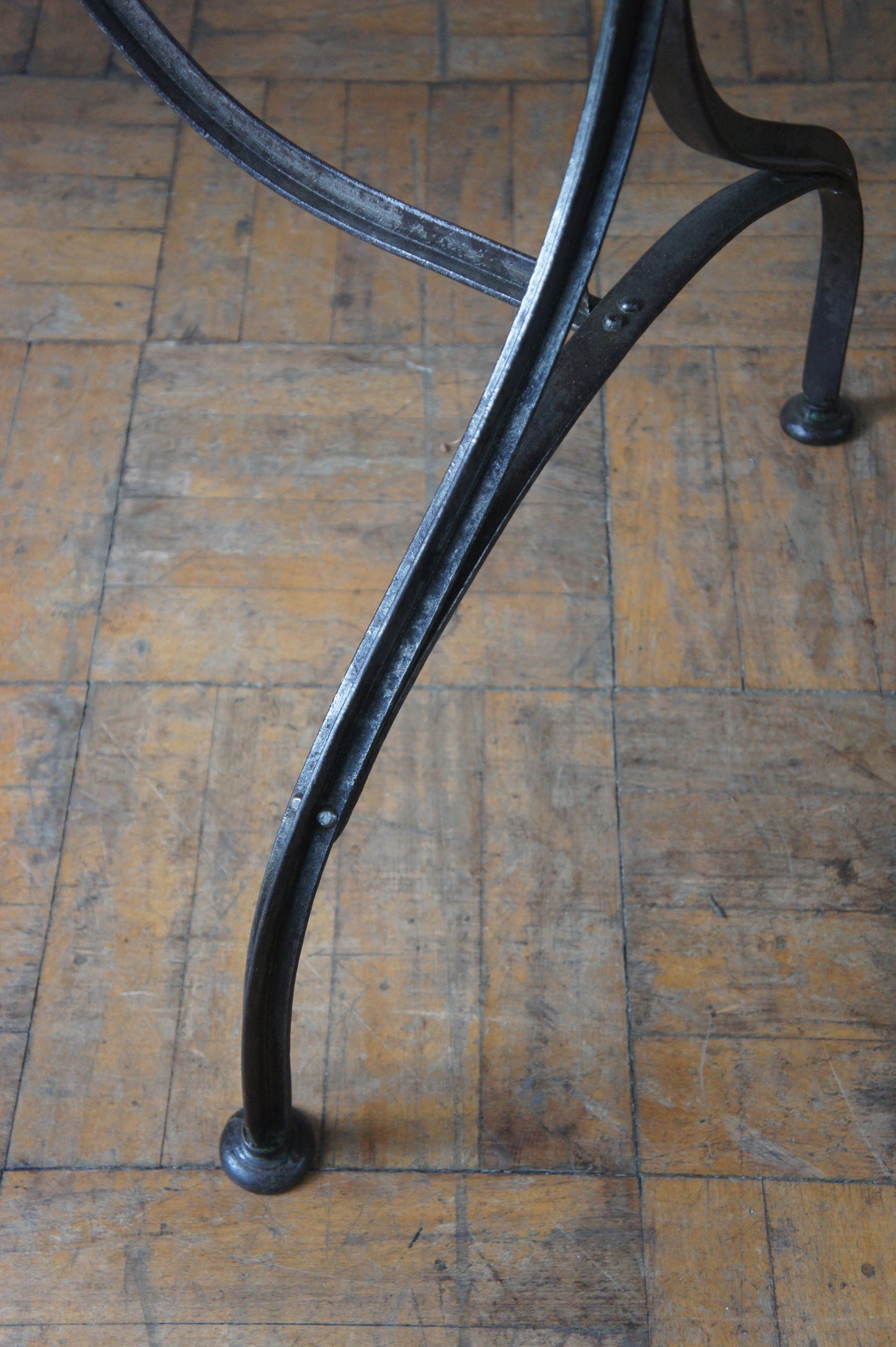 JARDIN Iron leg table