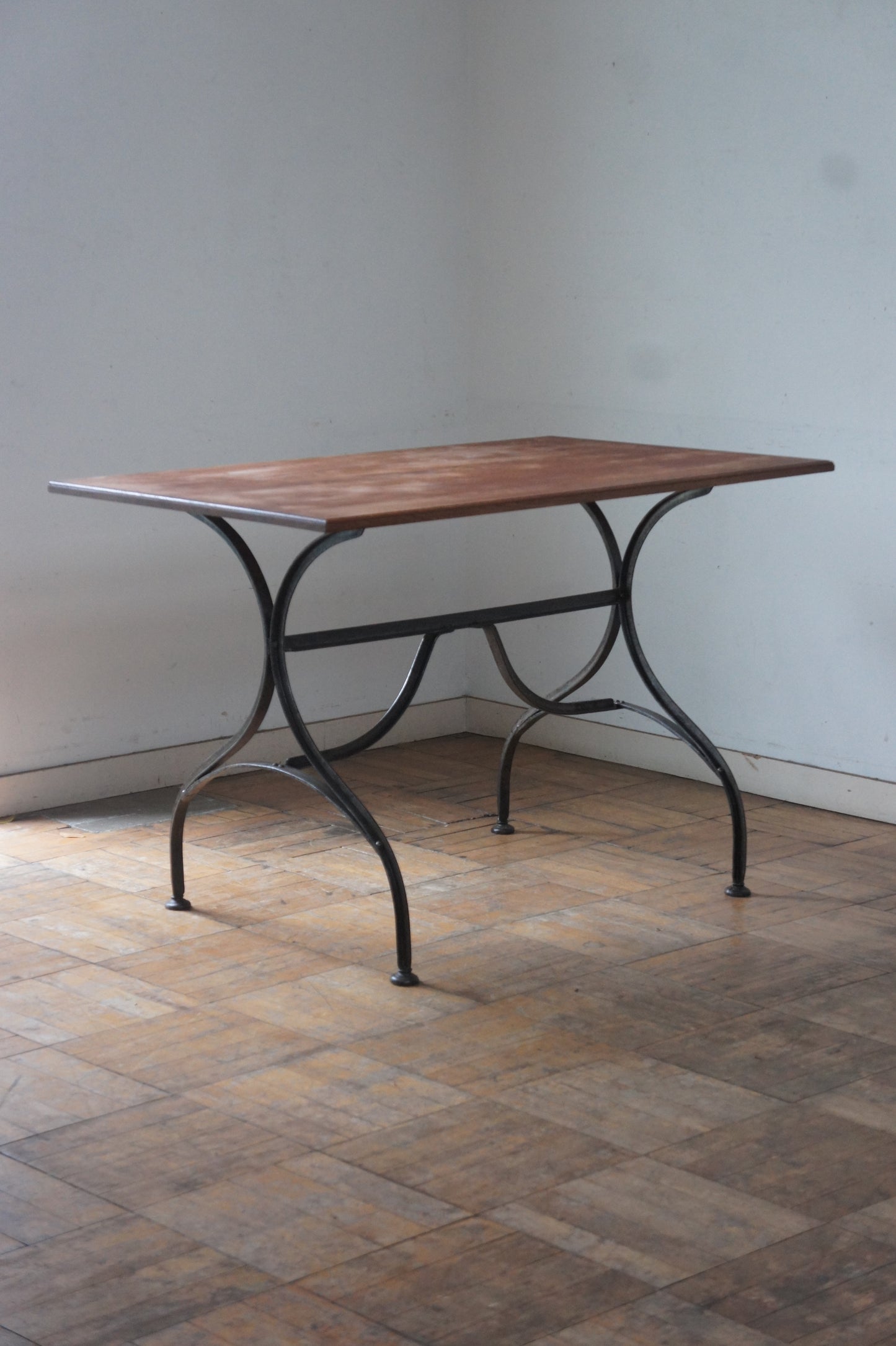 JARDIN Iron leg table