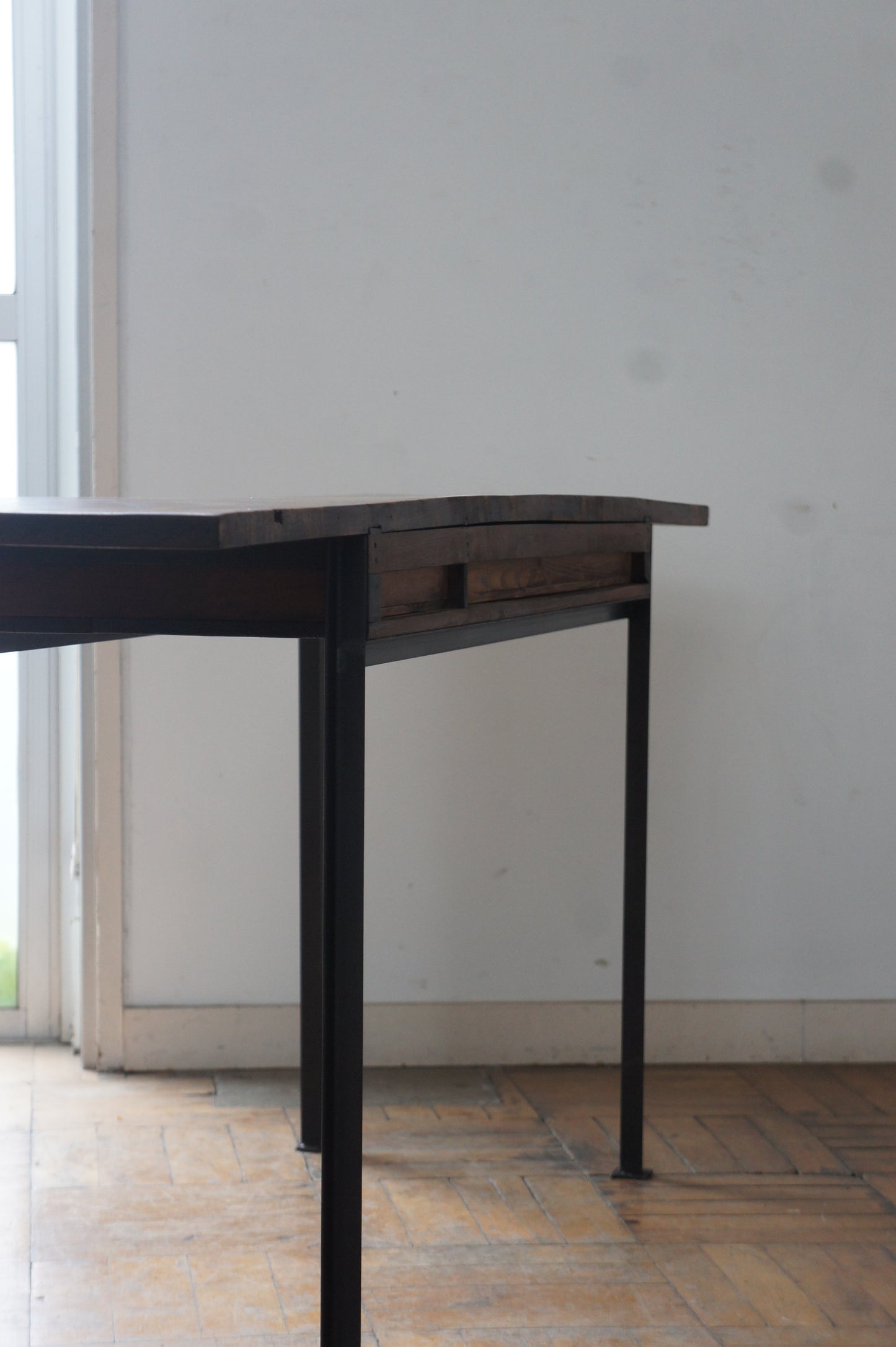 Work desk