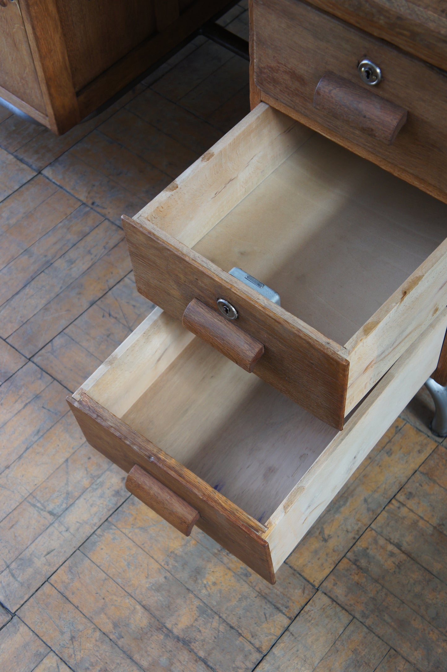Wooden desk w/steel leg