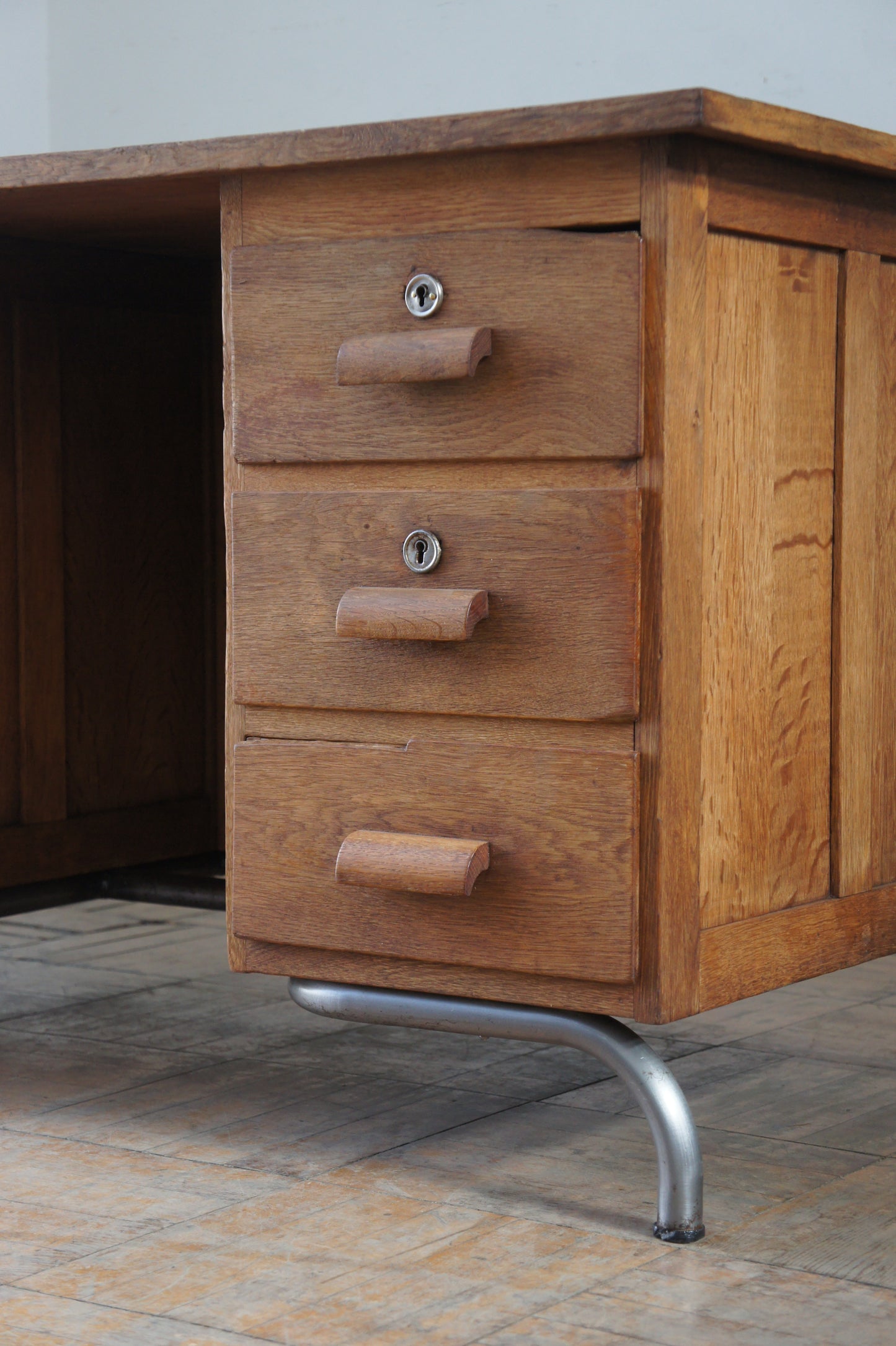 Wooden desk w/steel leg
