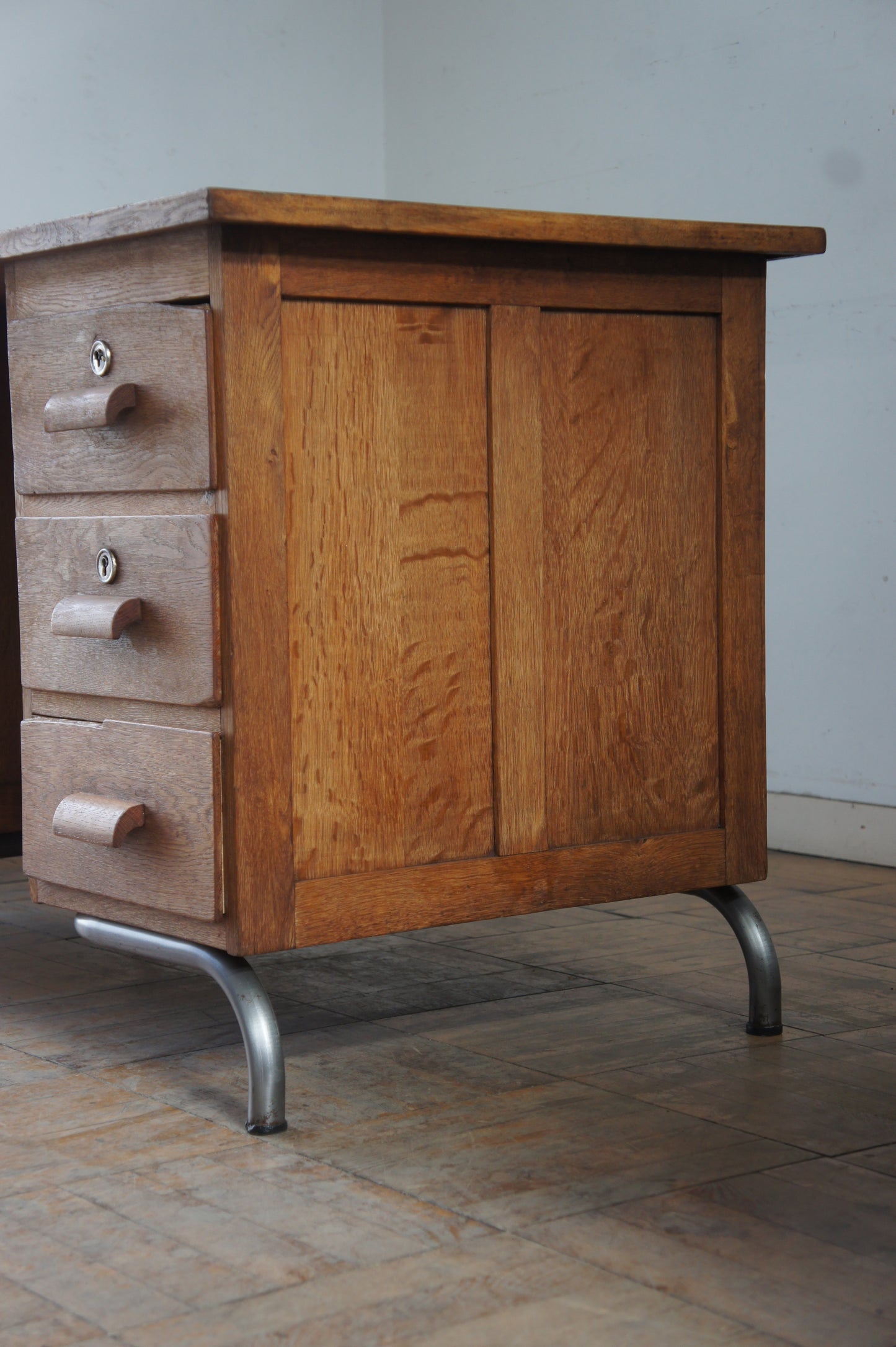 Wooden desk w/steel leg