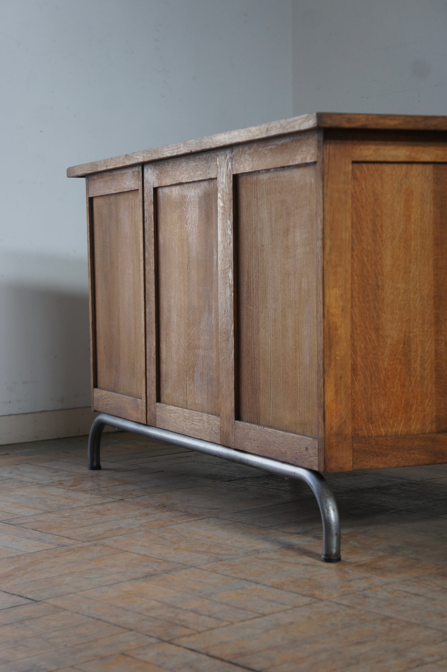 Wooden desk w/steel leg