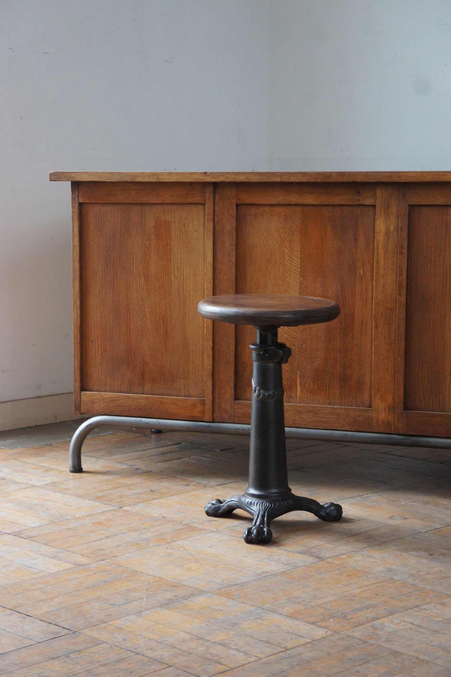 SINGER Stool / Claw foot