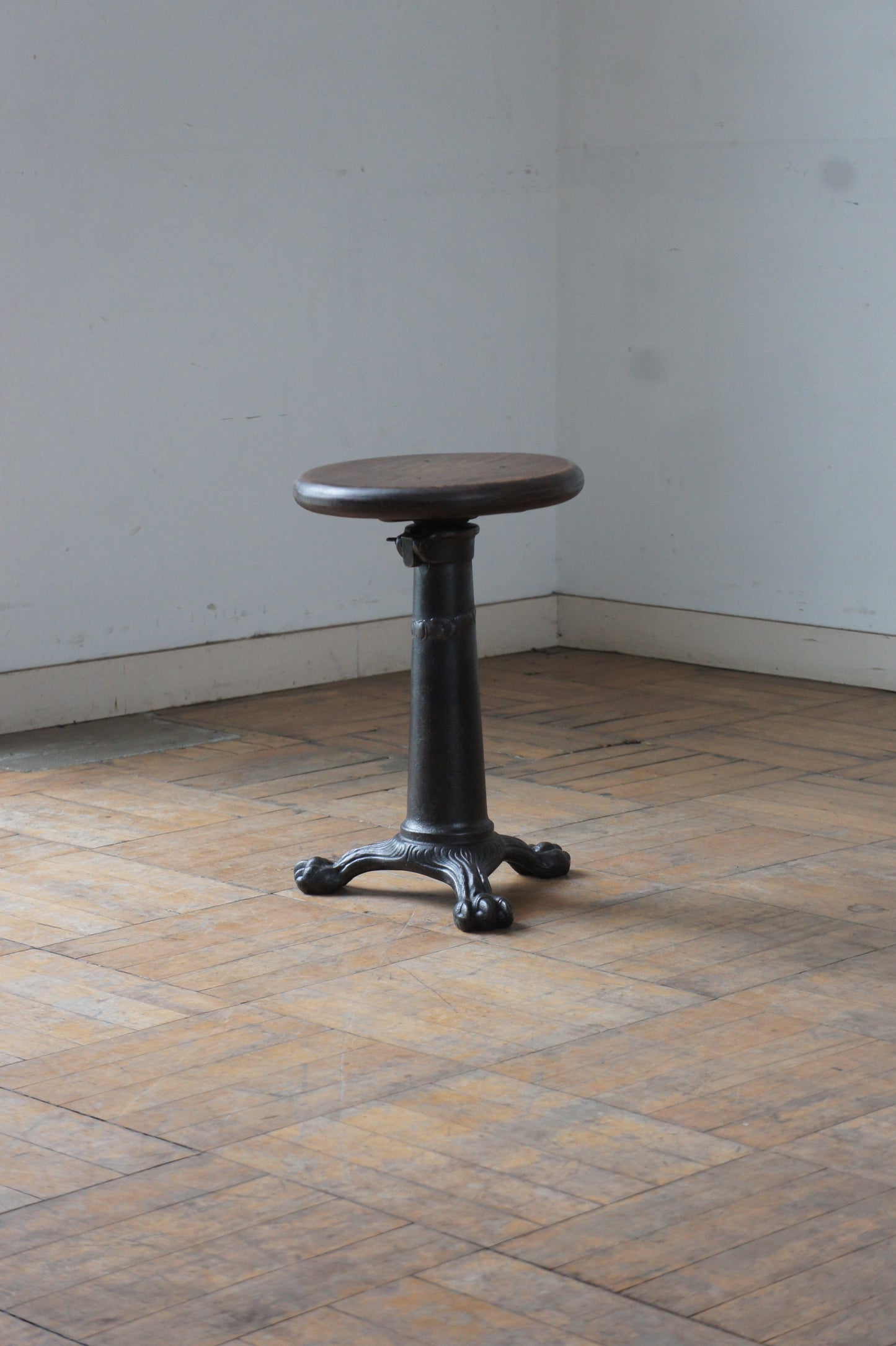 SINGER Stool / Claw foot